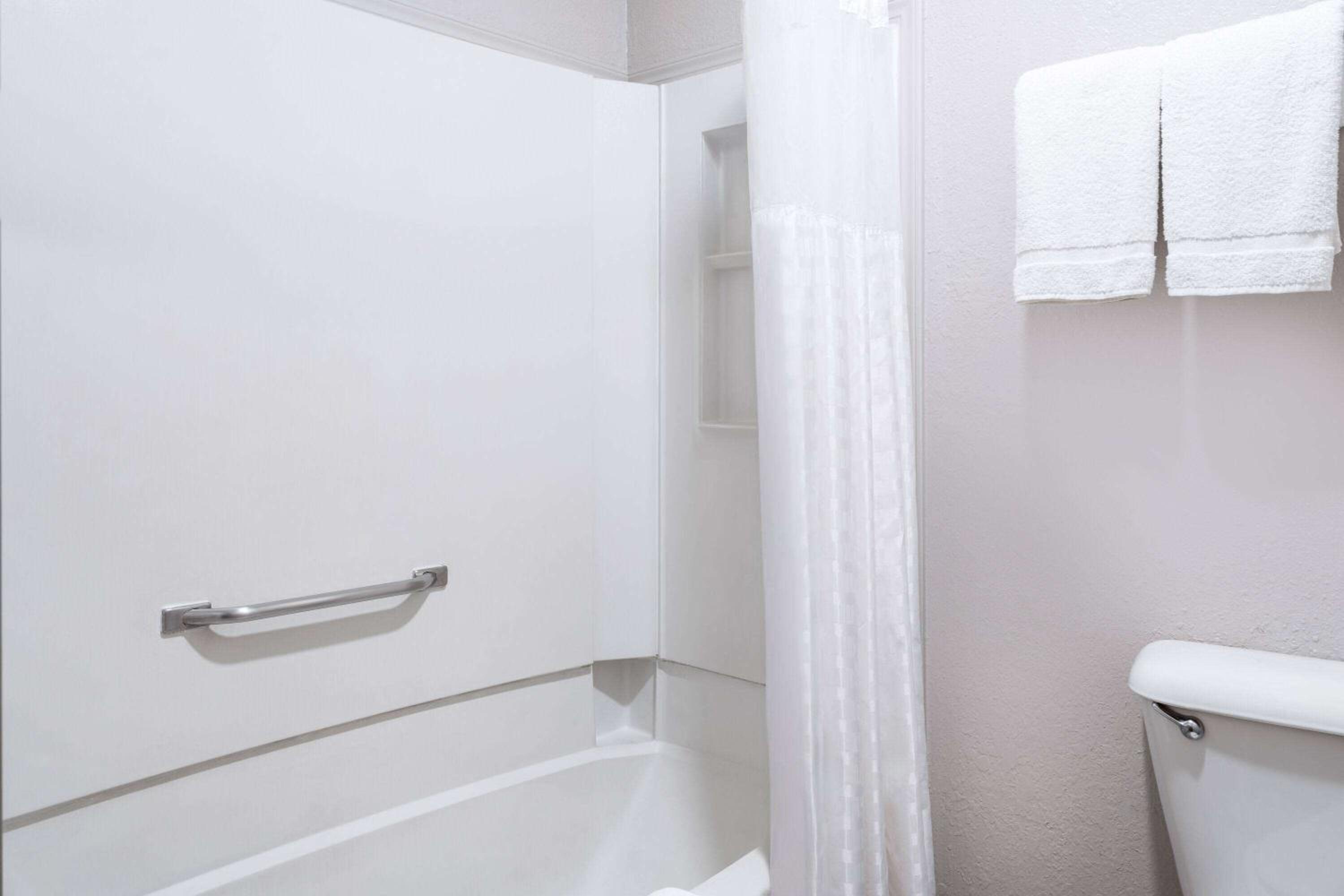 Deluxe Queen Room - Disability Access/Non-Smoking photo 1