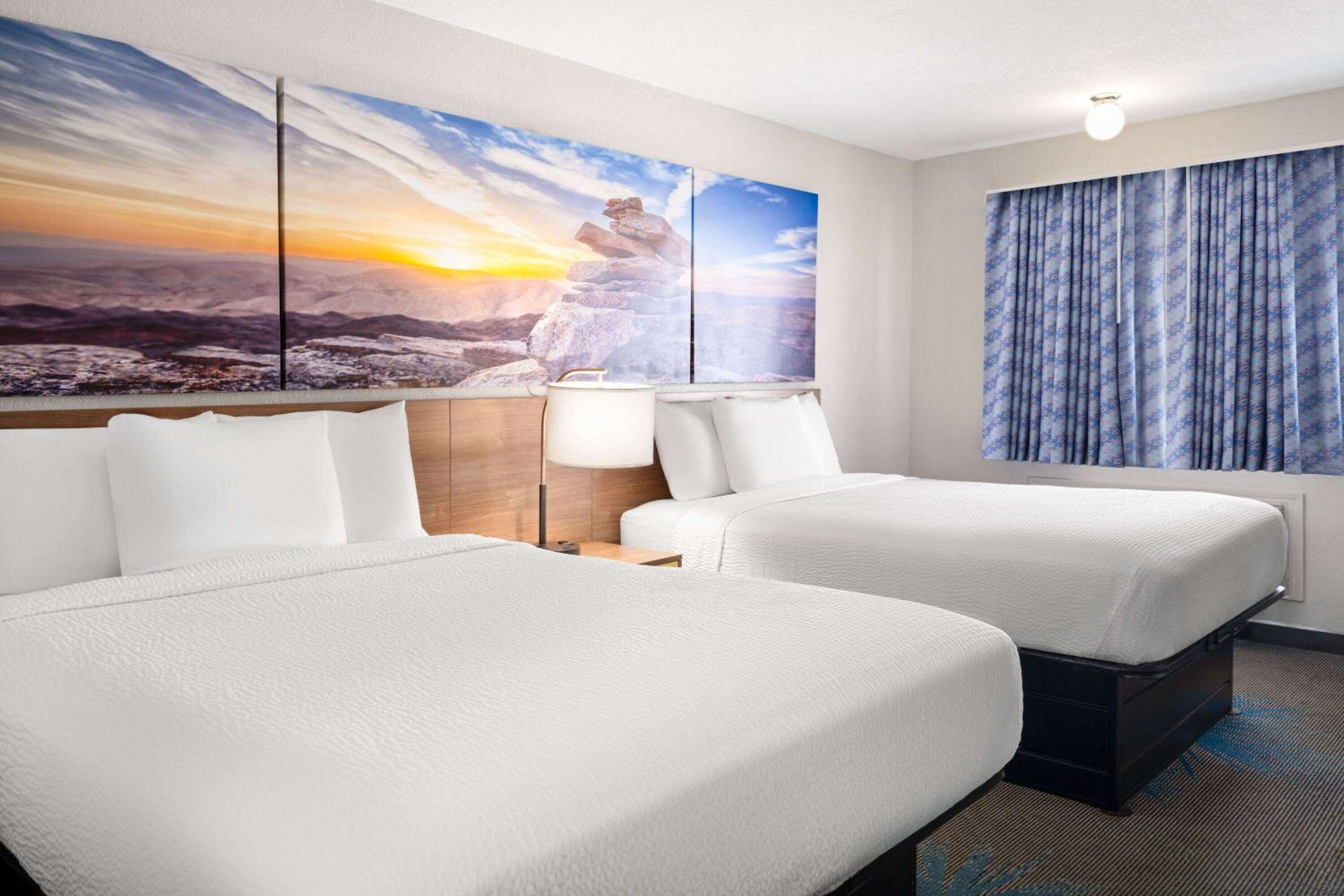 Queen Room with Two Queen Beds - Photo 2