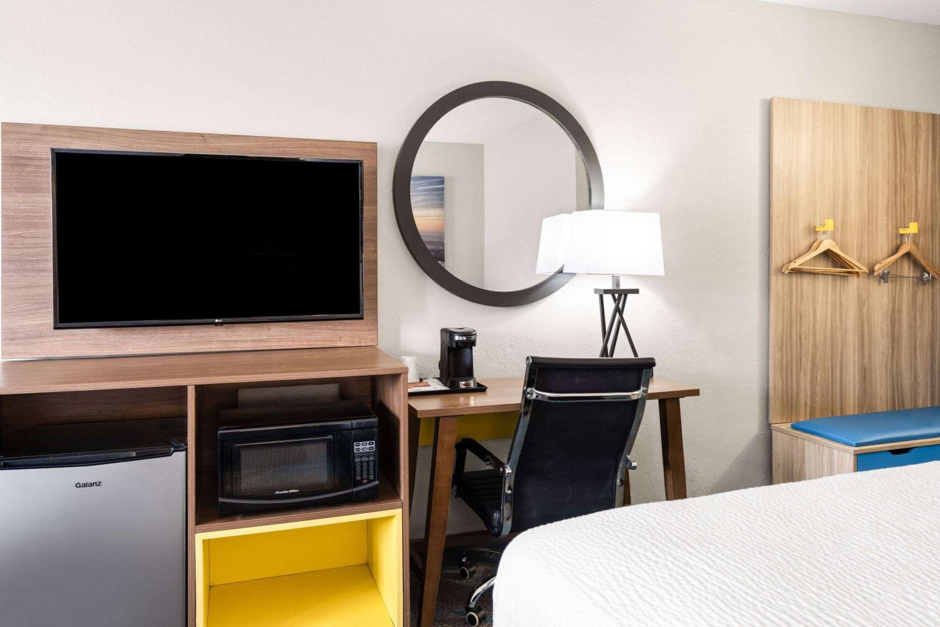 Queen Room with Two Queen Beds - Photo 4