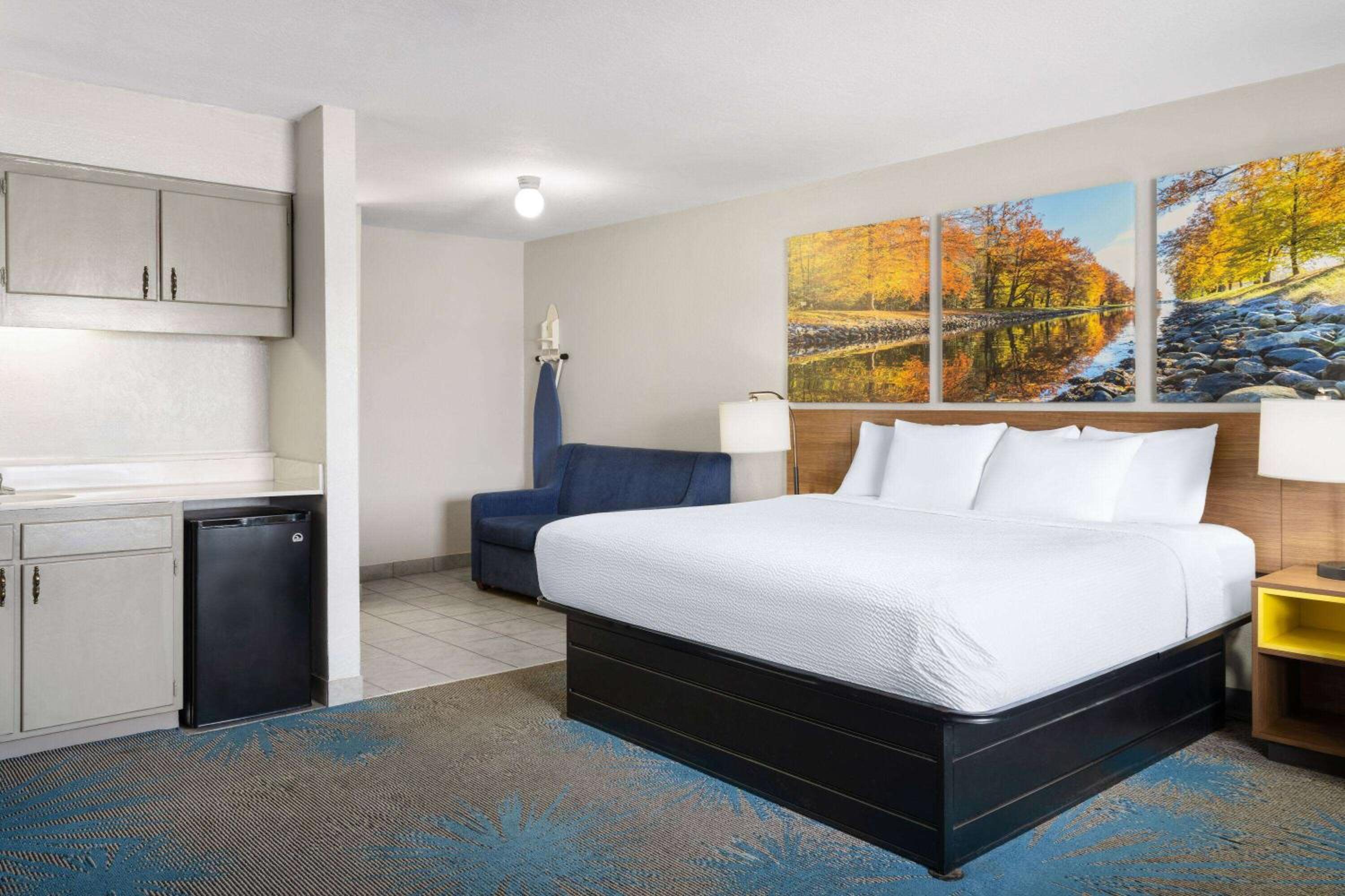 1 King Bed, Suite, Non-Smoking - Photo 2