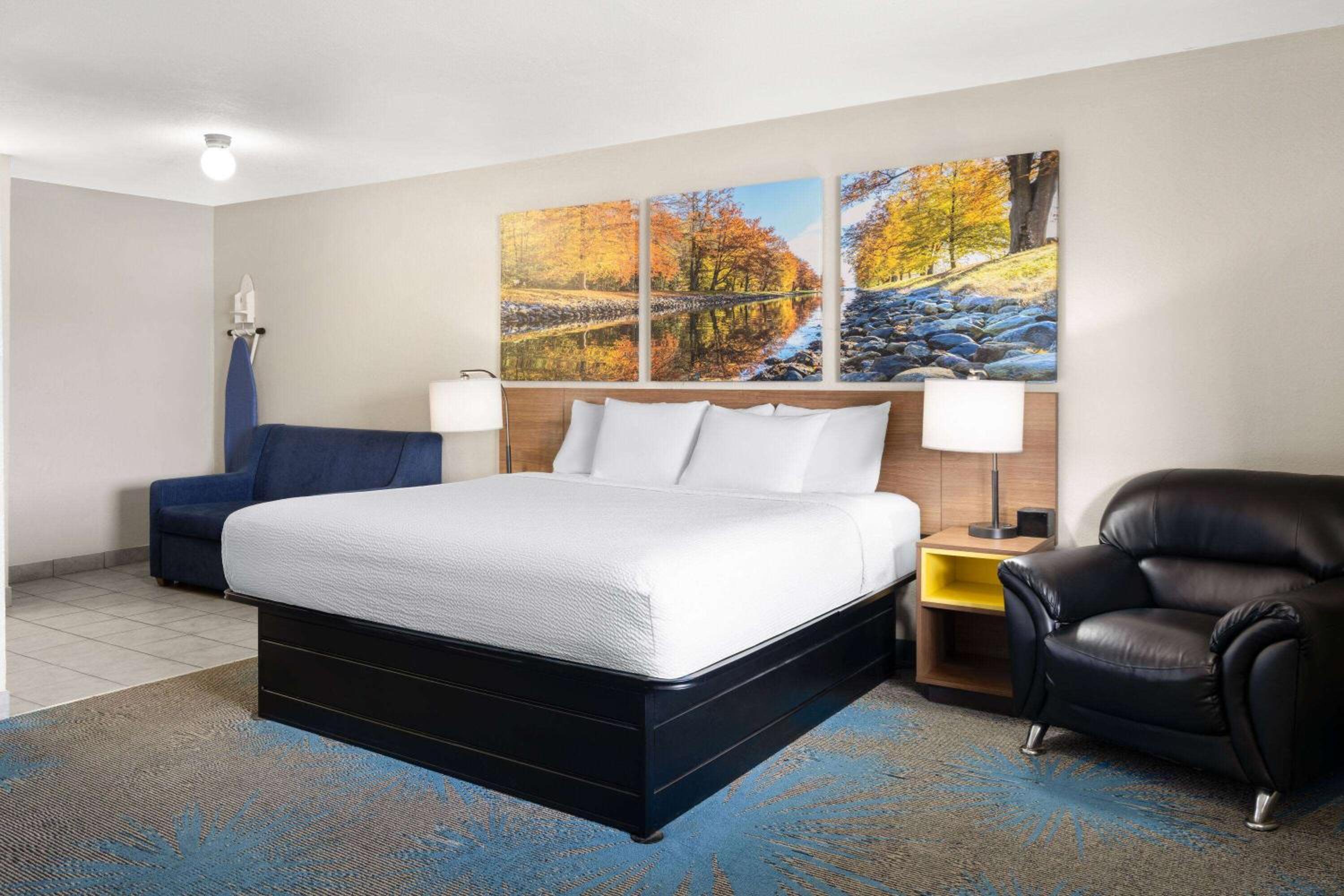 1 King Bed, Suite, Non-Smoking - Photo 3