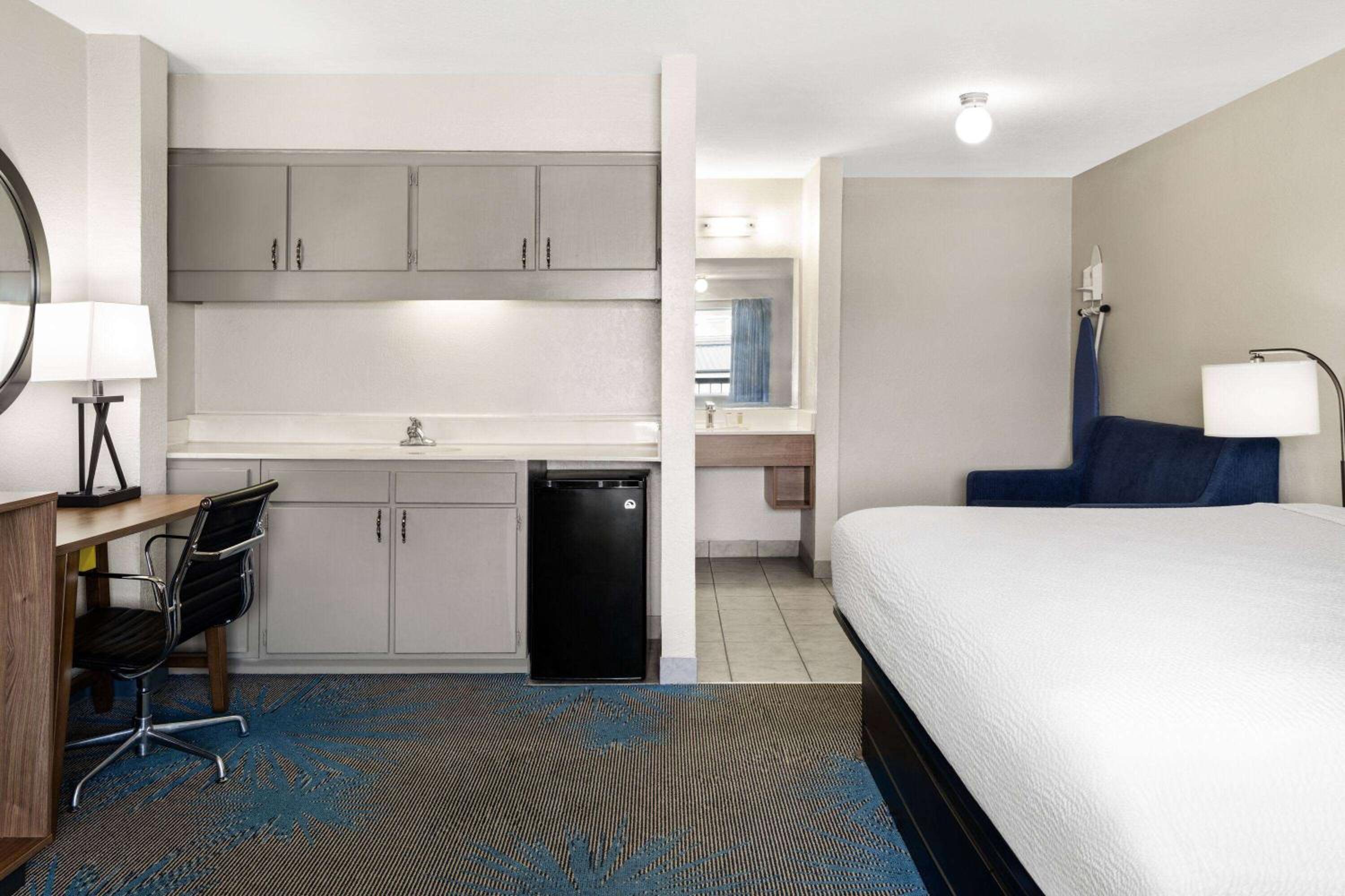1 King Bed, Suite, Non-Smoking - Photo 4