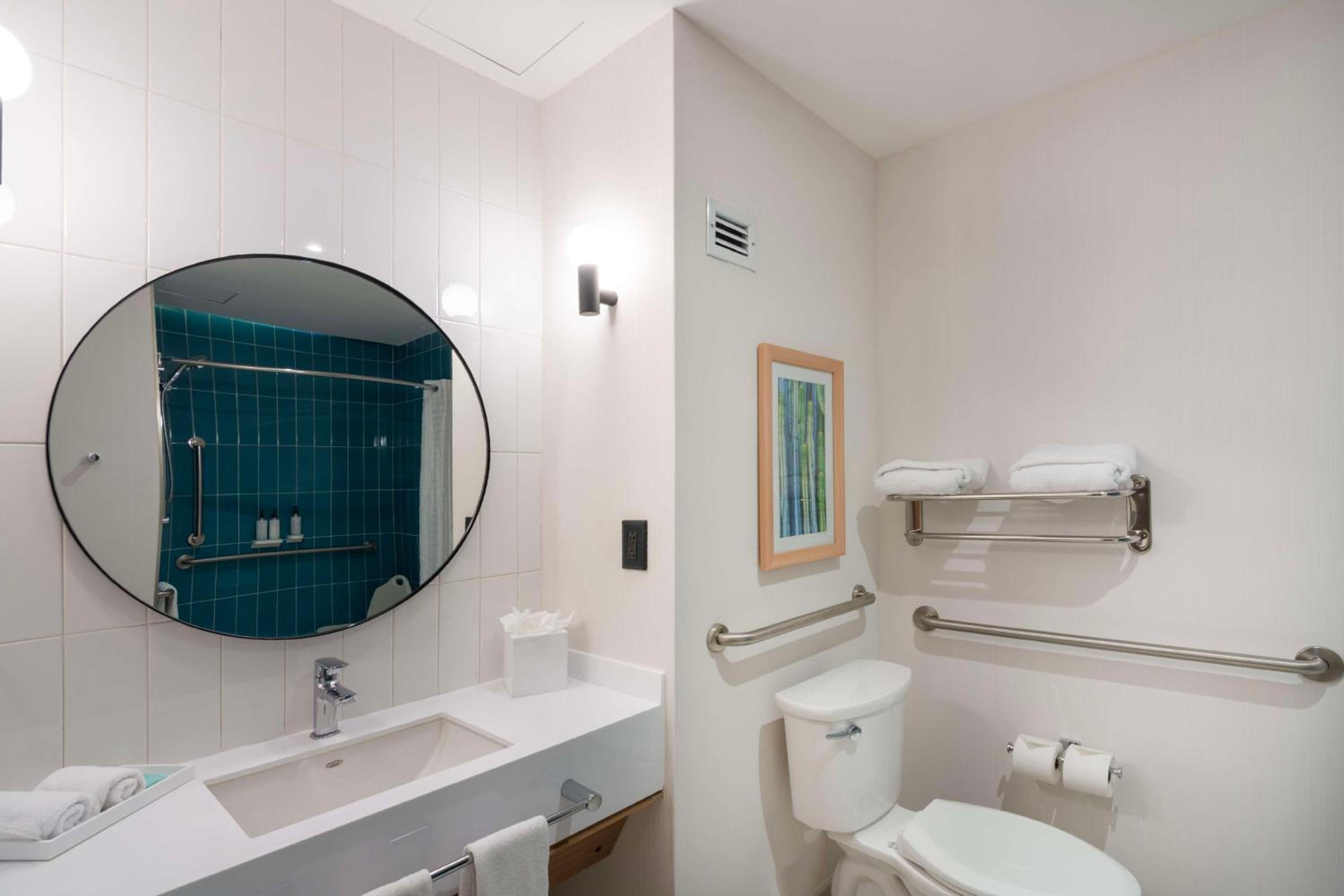 King Studio - Mobility Accessible/Non-Smoking - Photo 1