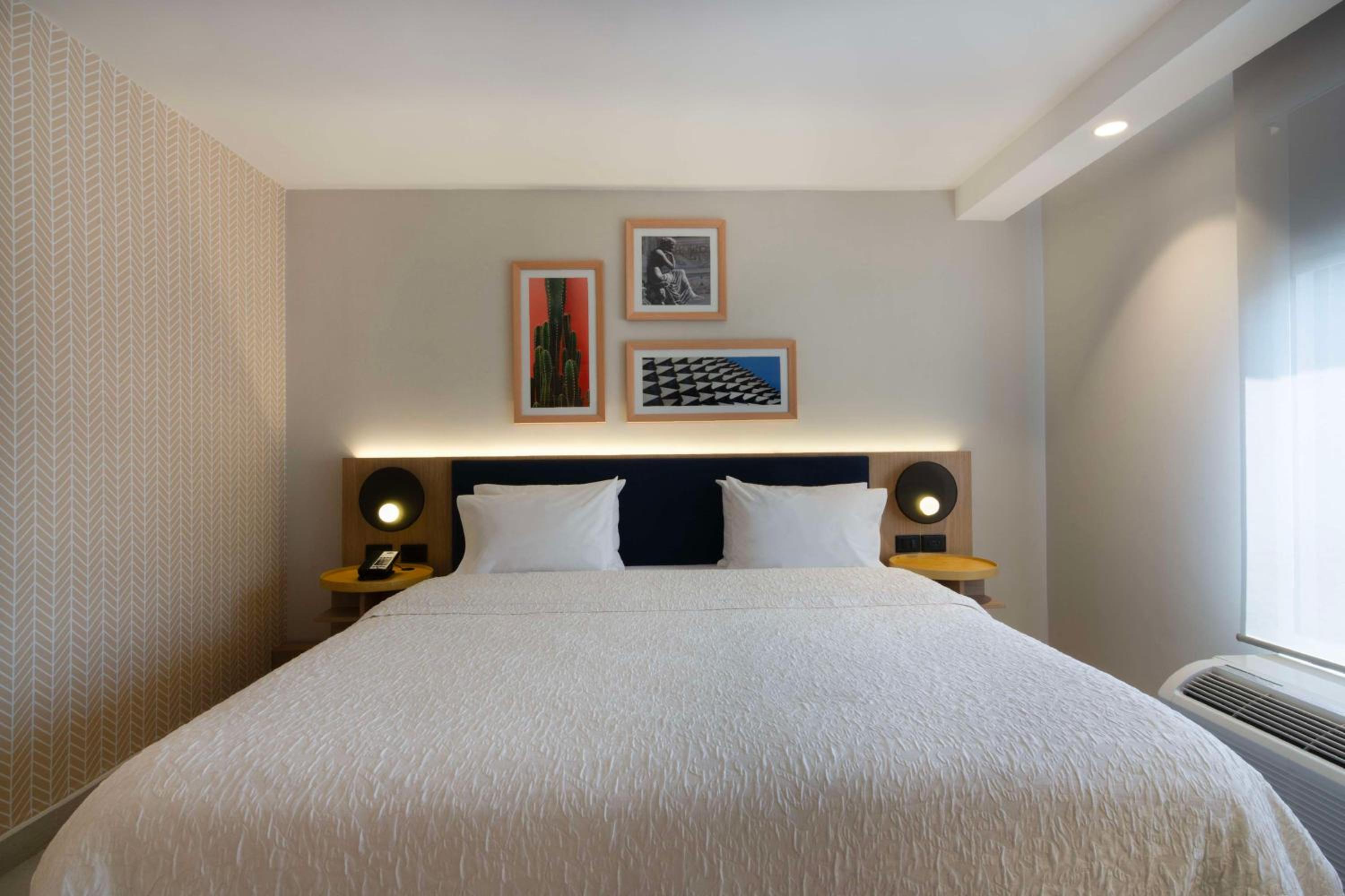 One-Bedroom Suite with one King Bed Non-Smoking - Photo 3