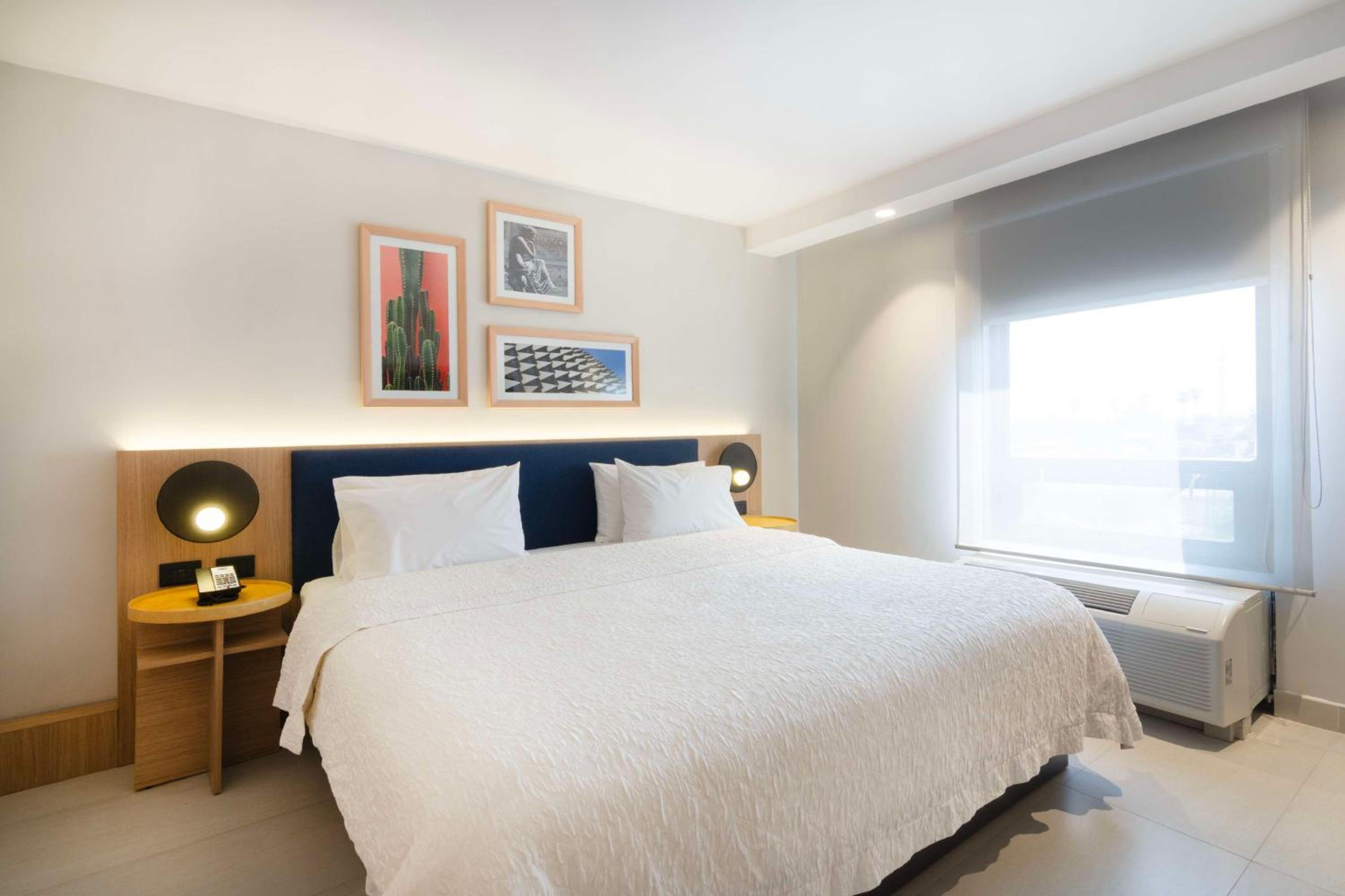 One-Bedroom Suite with one King Bed Non-Smoking - Photo 4