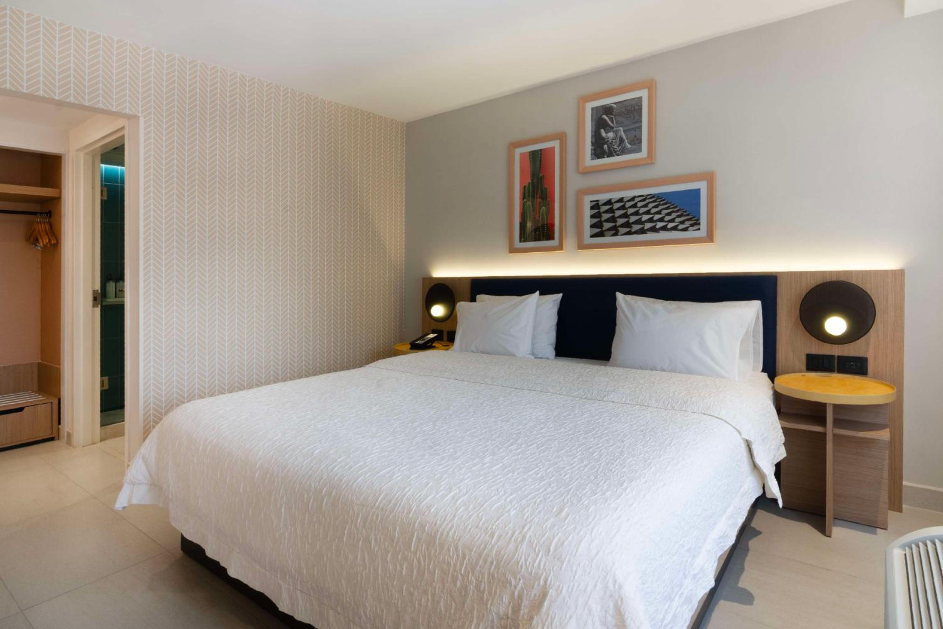 One-Bedroom Suite with one King Bed Non-Smoking - Photo 5