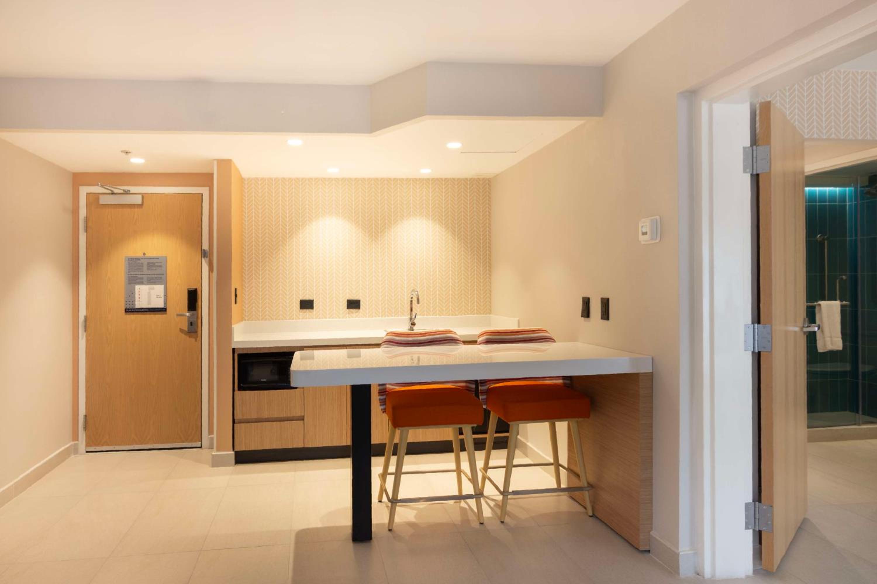 One-Bedroom Suite with one King Bed Non-Smoking - Photo 6
