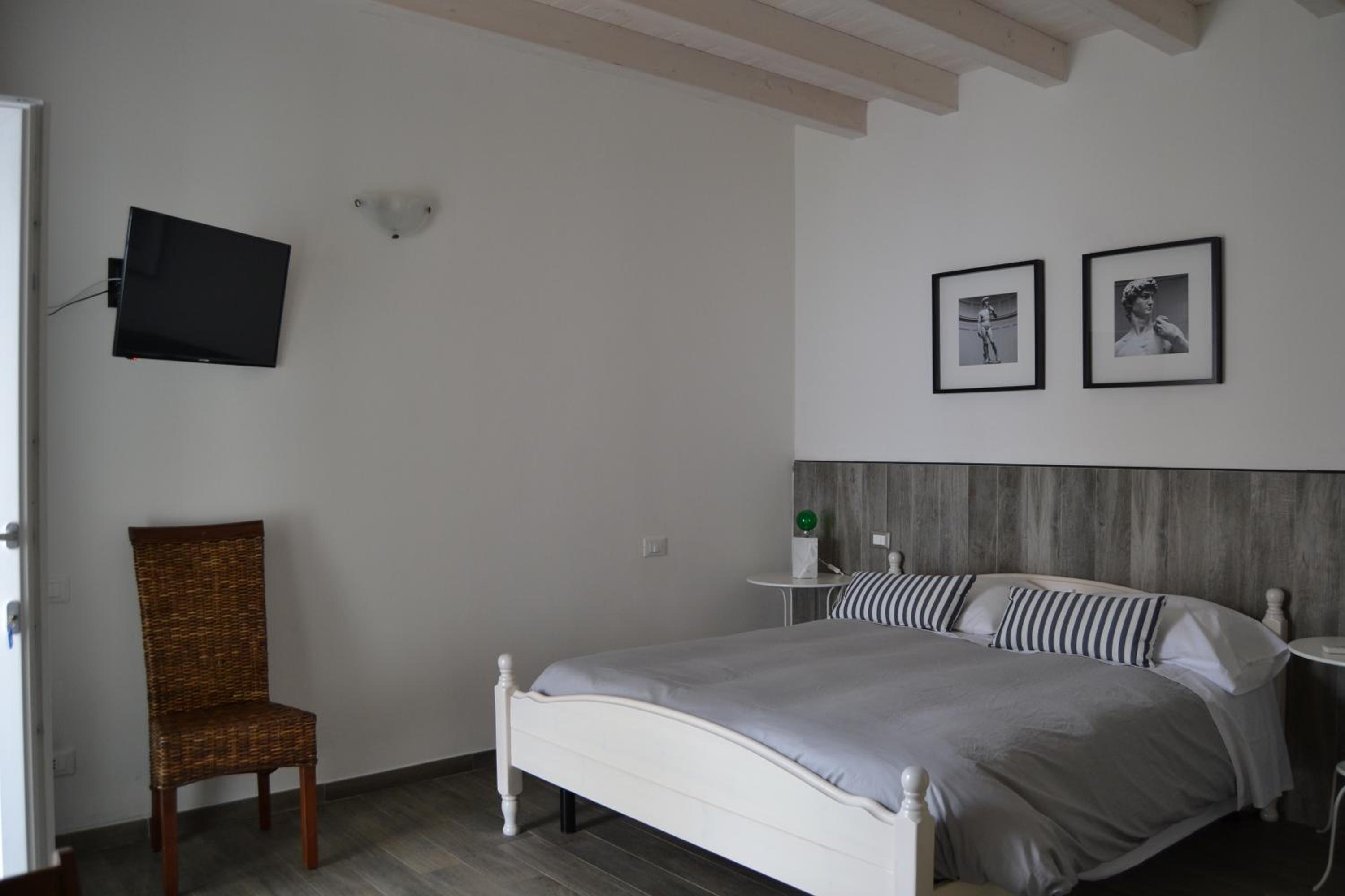Double Room - Photo 6