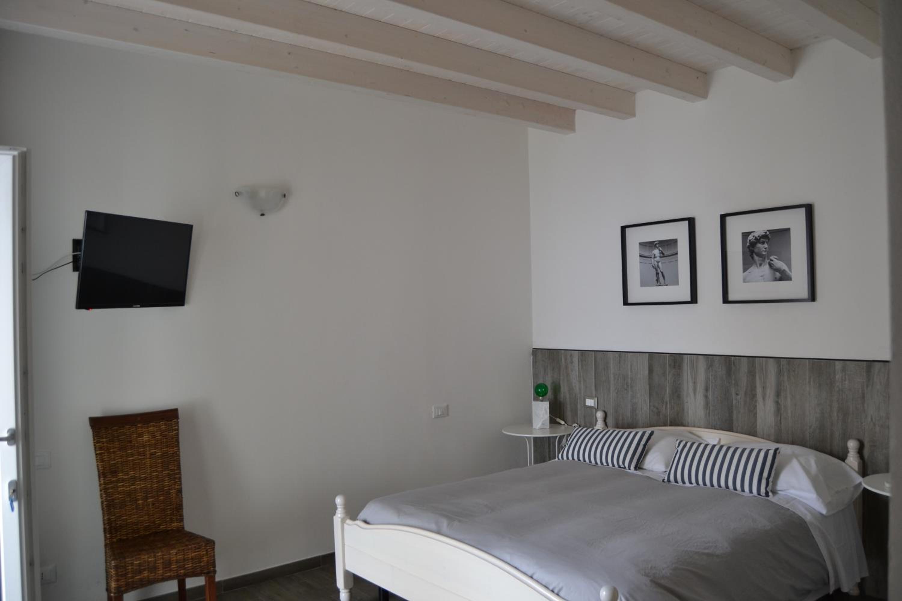 Double Room - Photo 15