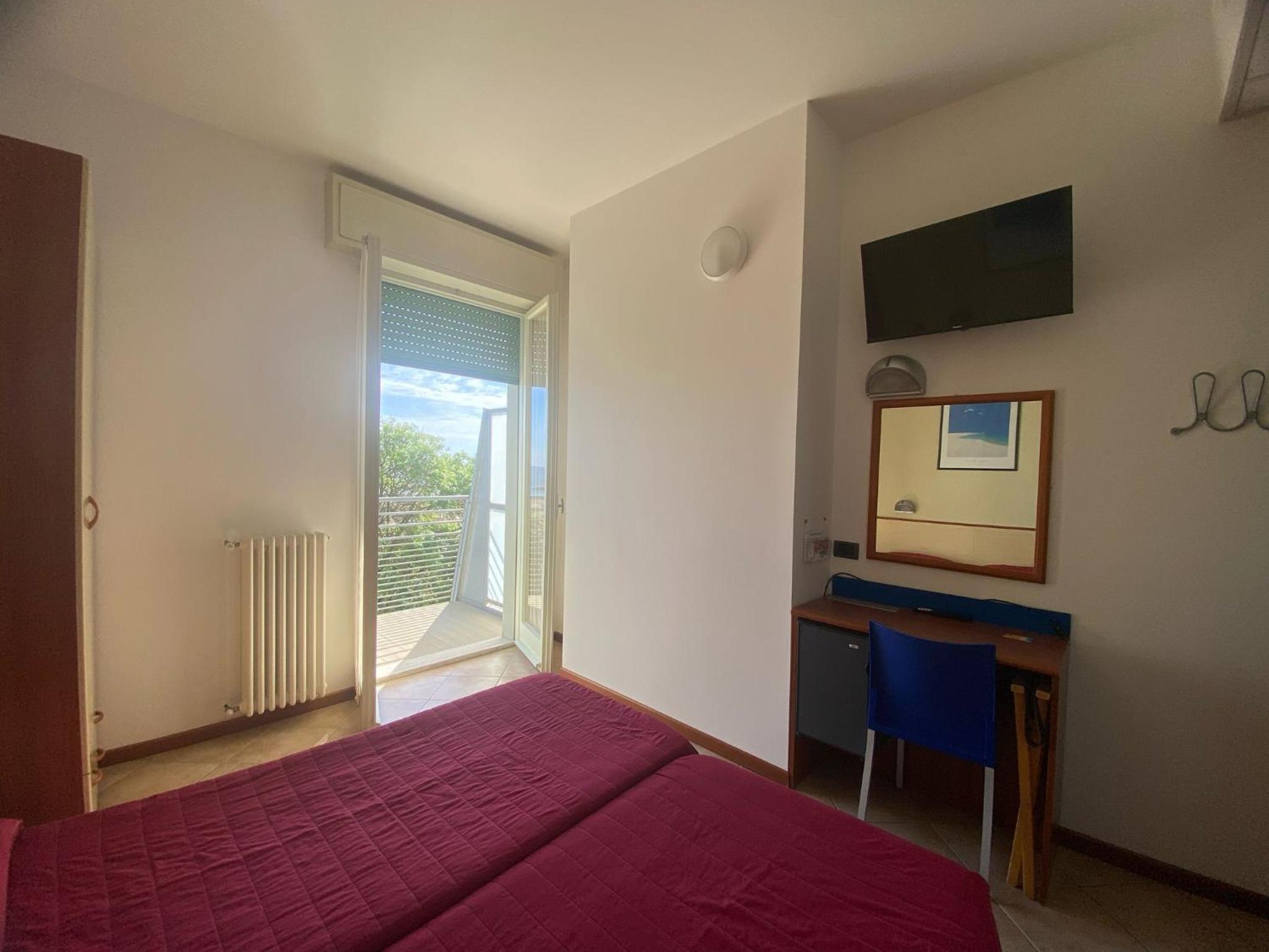 Double or Twin Room with Partial Sea View - Photo 2