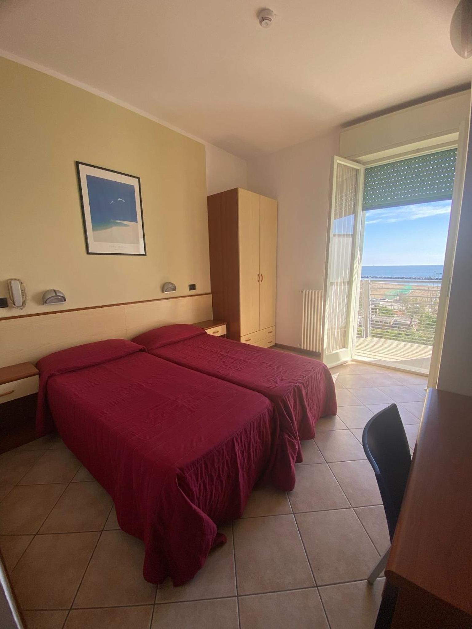 Double or Twin Room with Partial Sea View - Photo 3