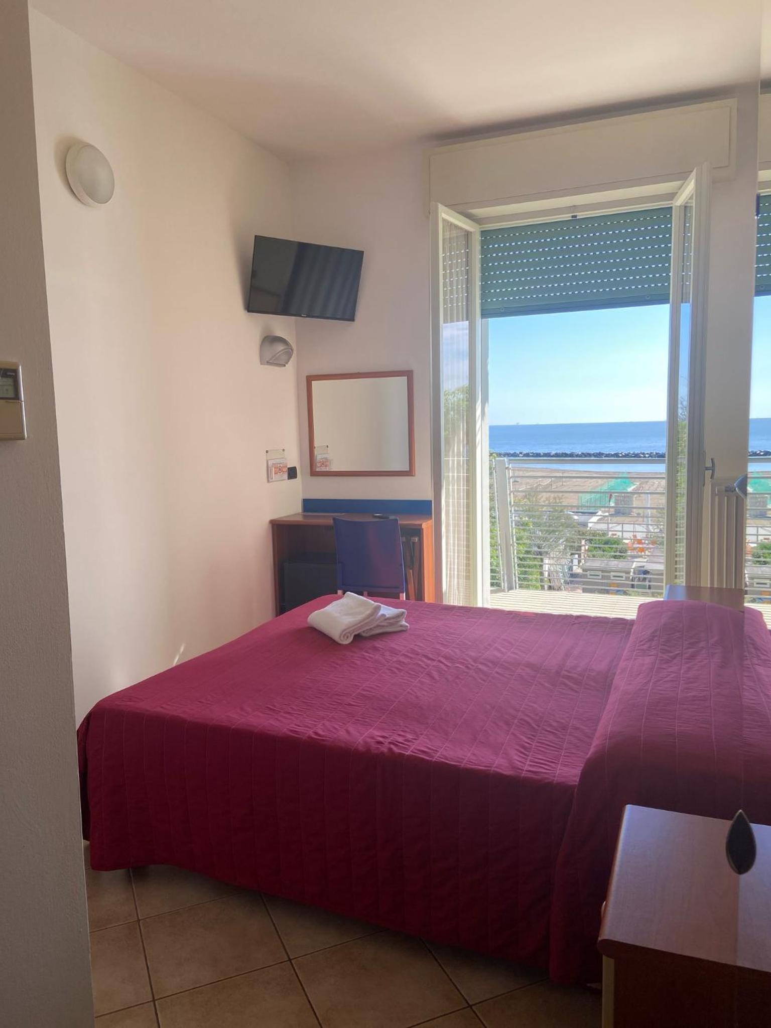 Double or Twin Room with Partial Sea View - Photo 4