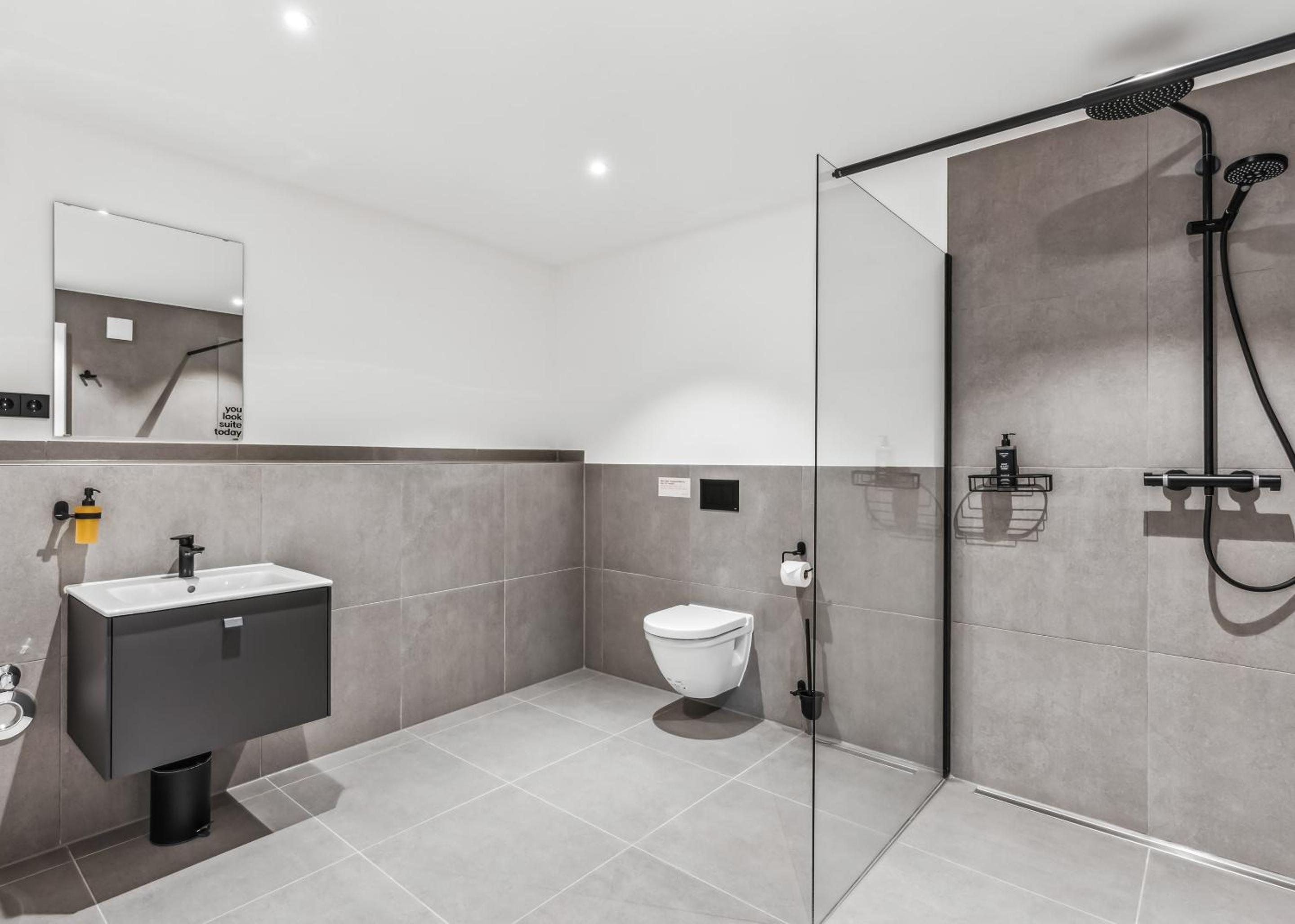 Suite Wheelchair Accessible - Photo 8