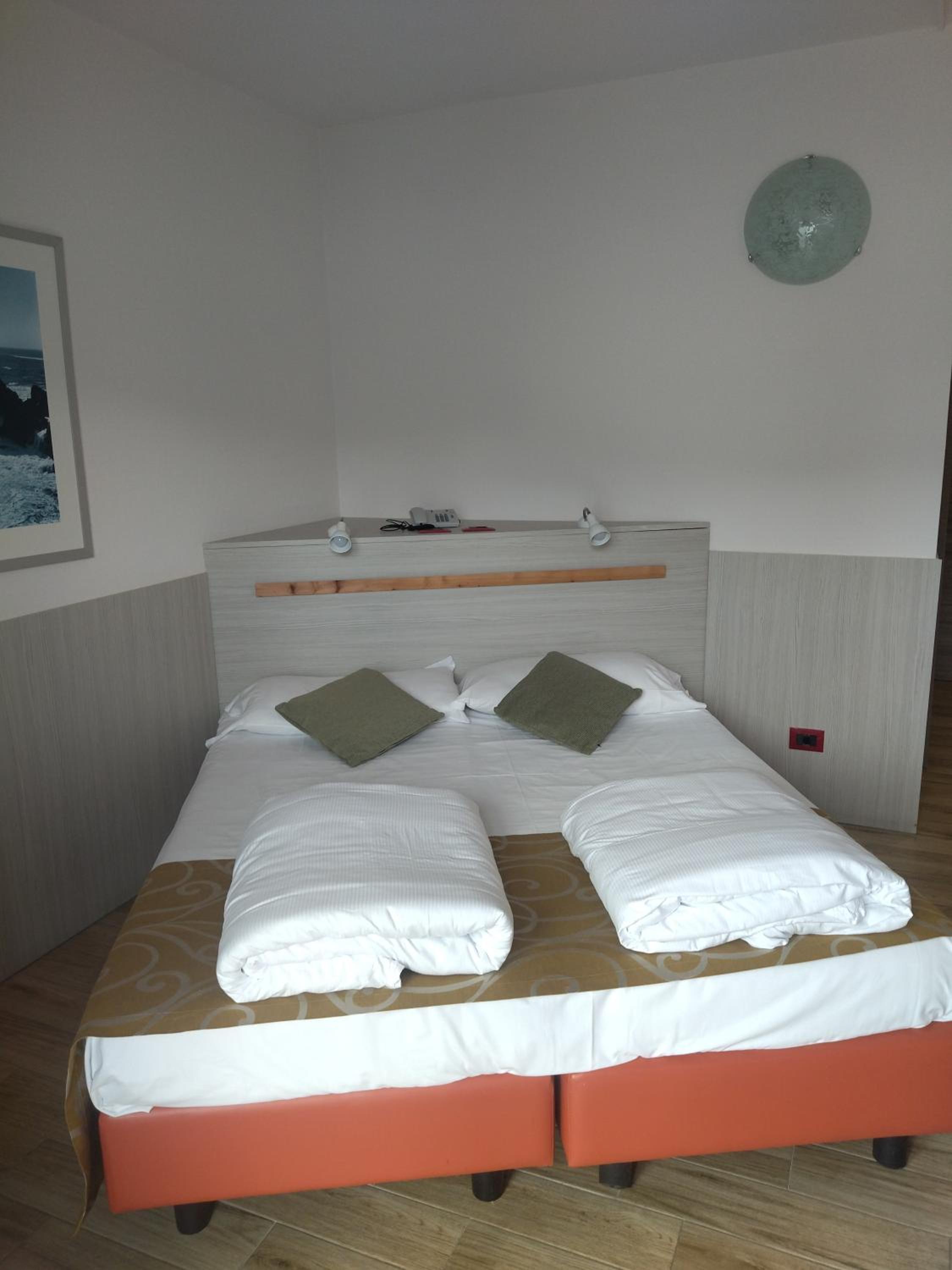 Double or Twin Room with Lake View photo 3