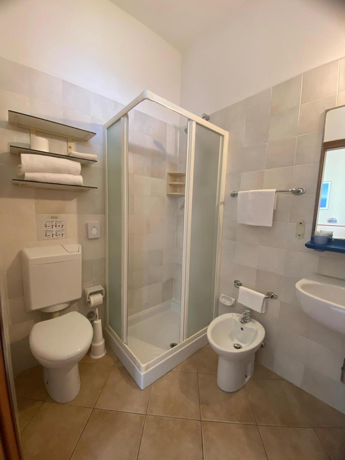 Double or Twin Room with Sea View - Photo 2