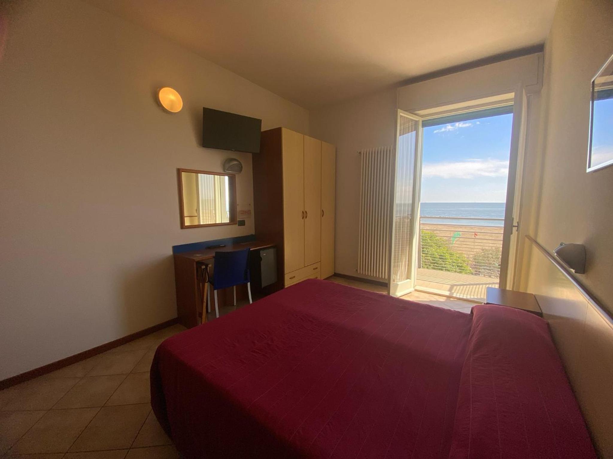 Double or Twin Room with Sea View - Photo 4