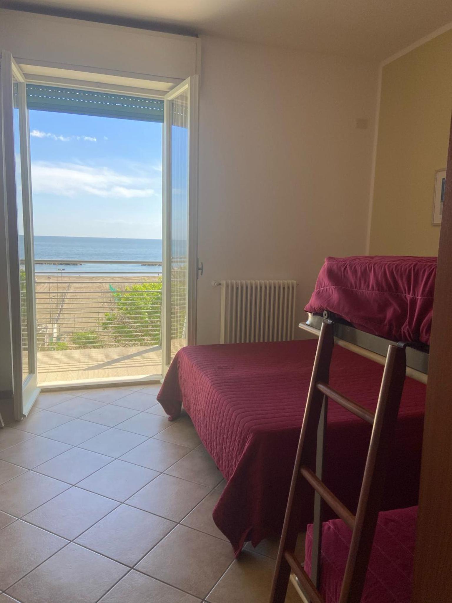 Quadruple Room with Sea View - Photo 3