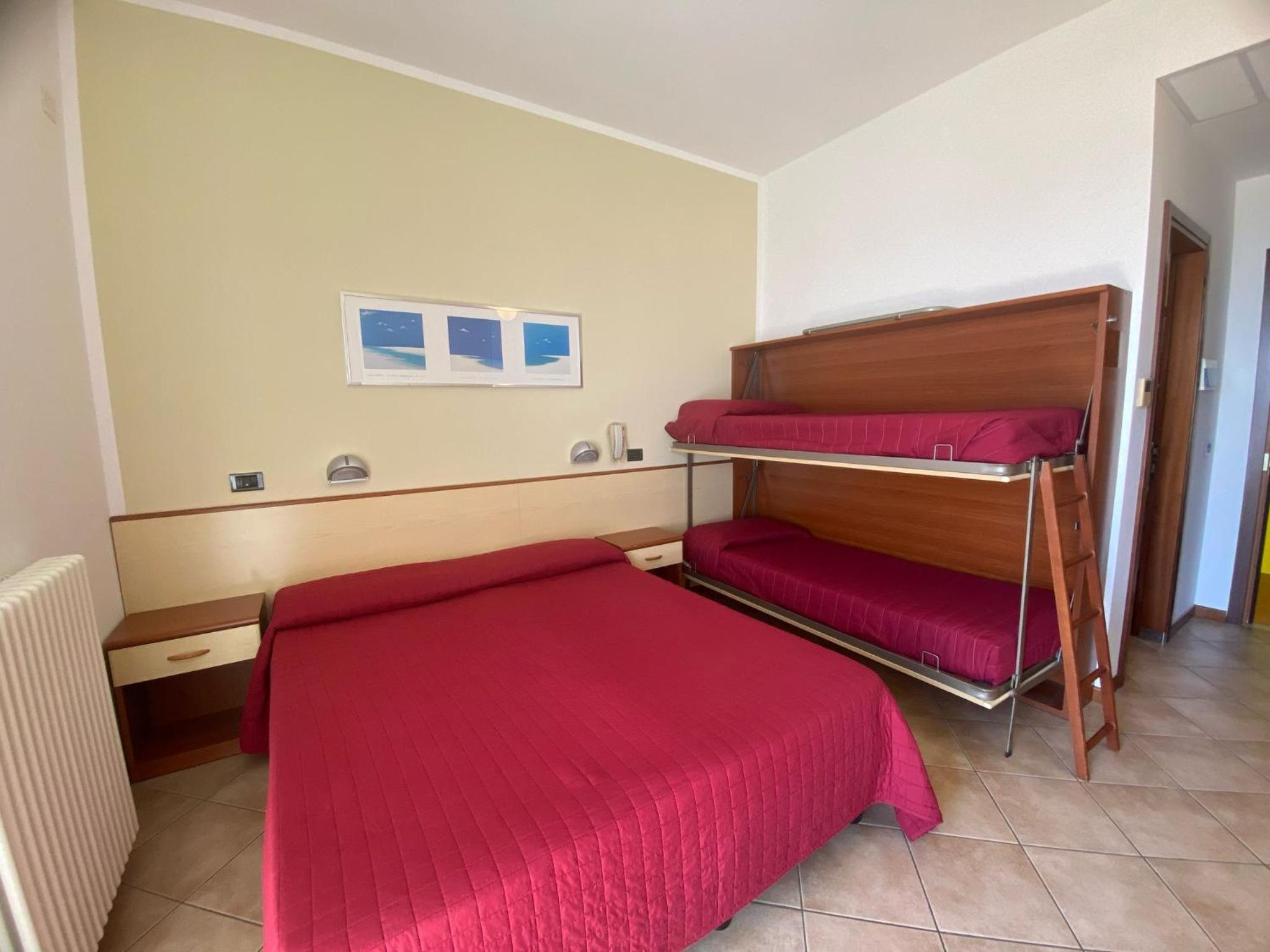 Quadruple Room with Sea View - Photo 4
