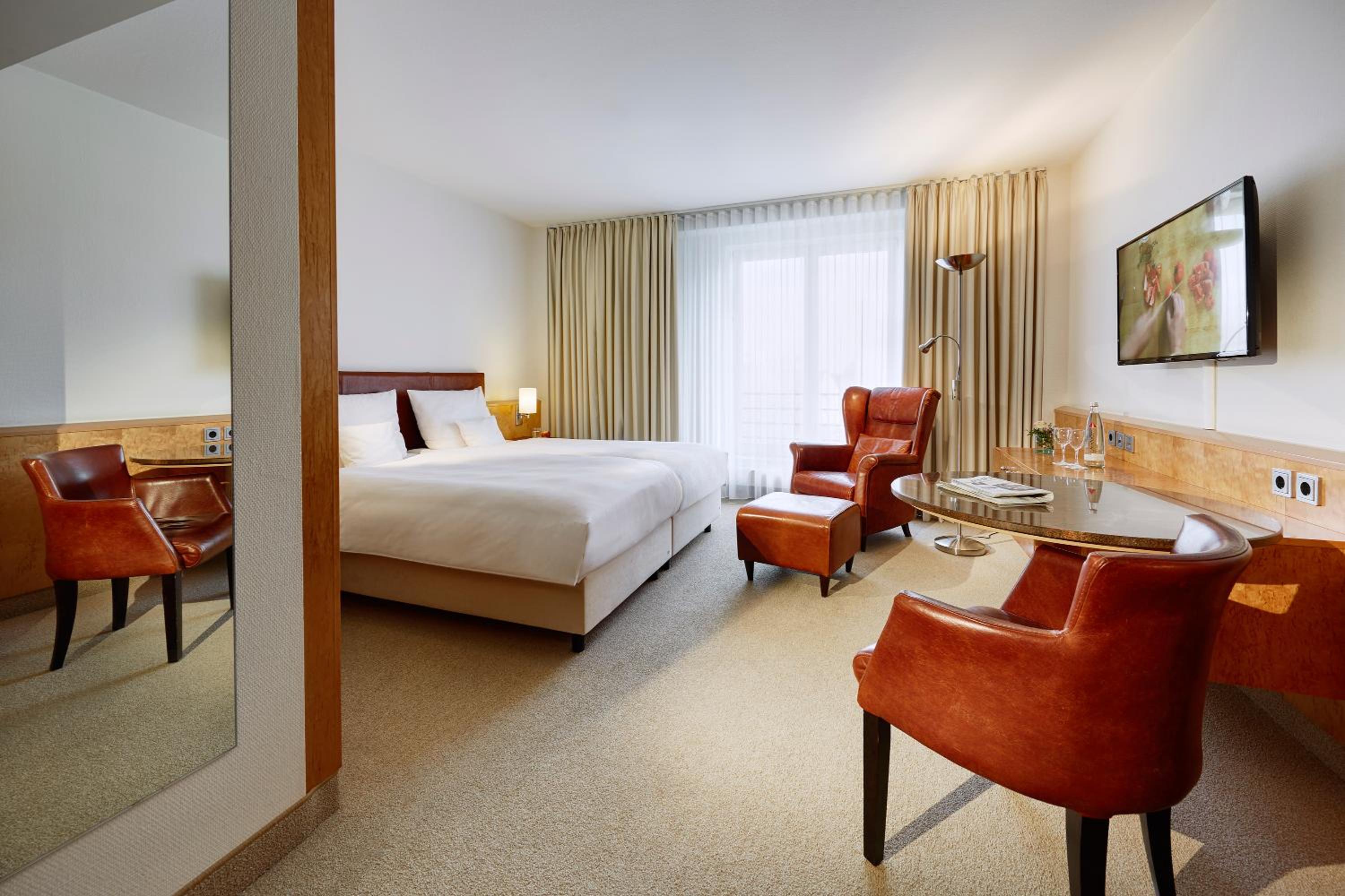 Deluxe Queen Room - Photo 16