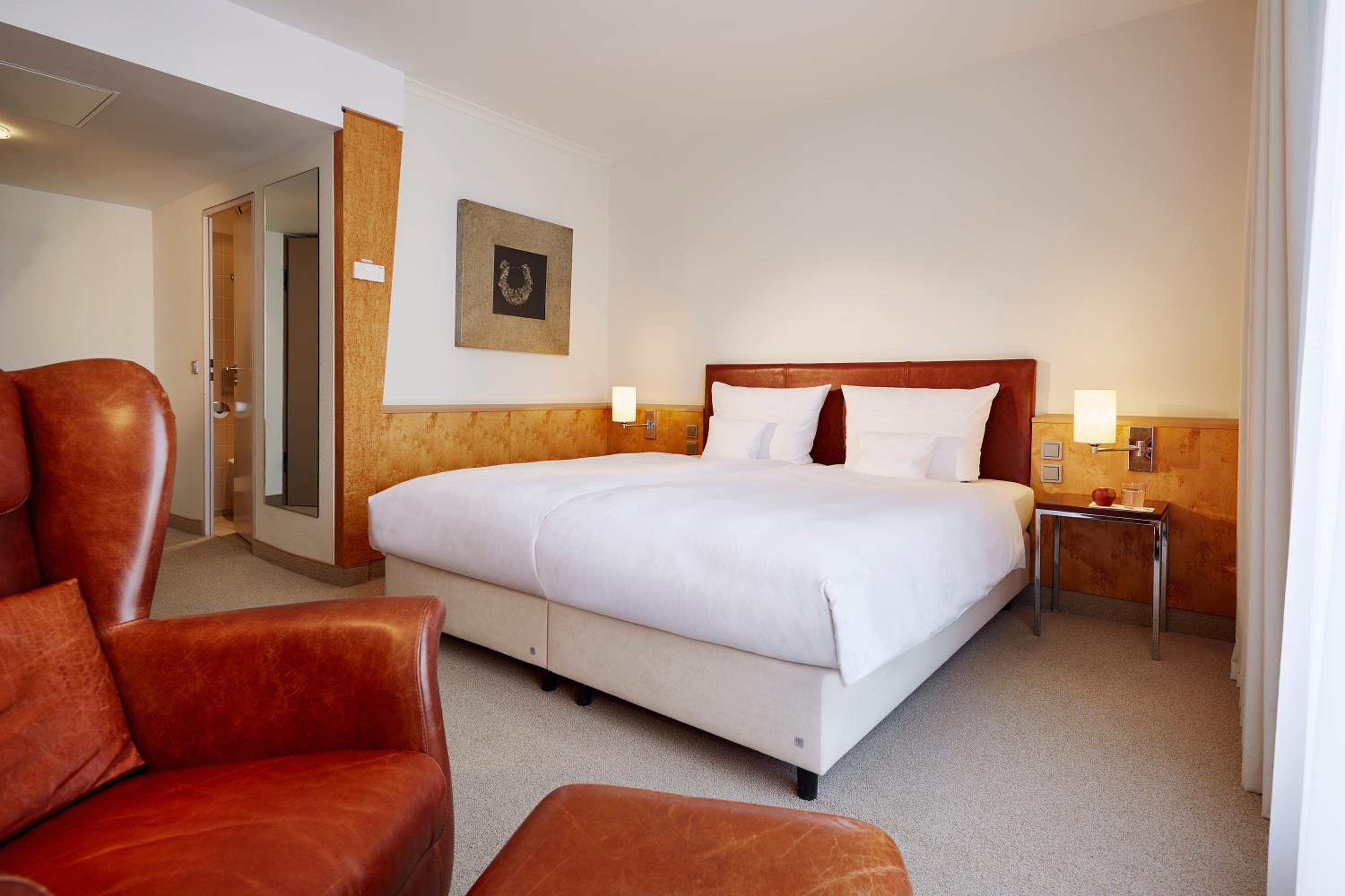 Deluxe Queen Room - Photo 17