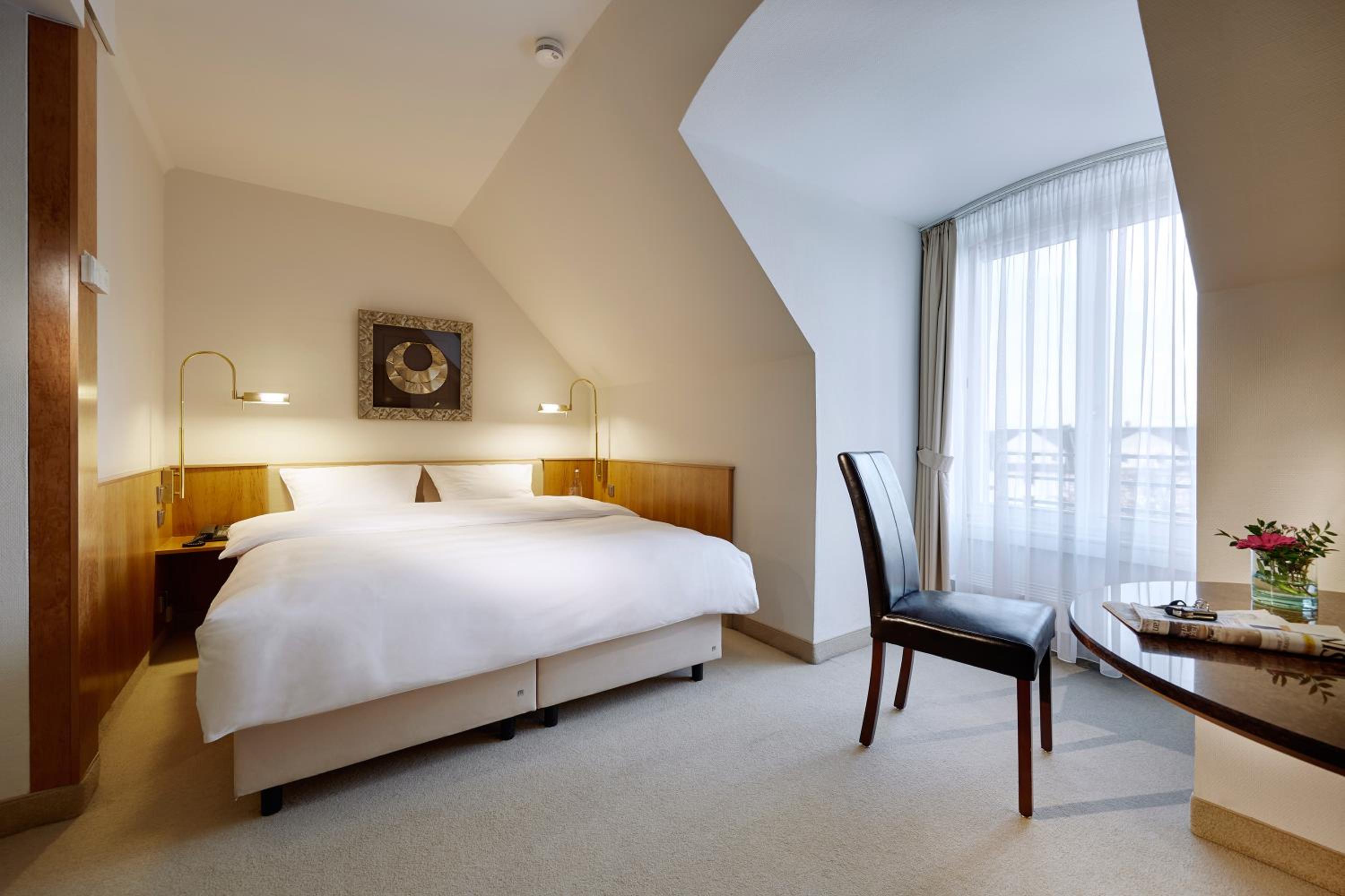 Queen Room thumbnail 5