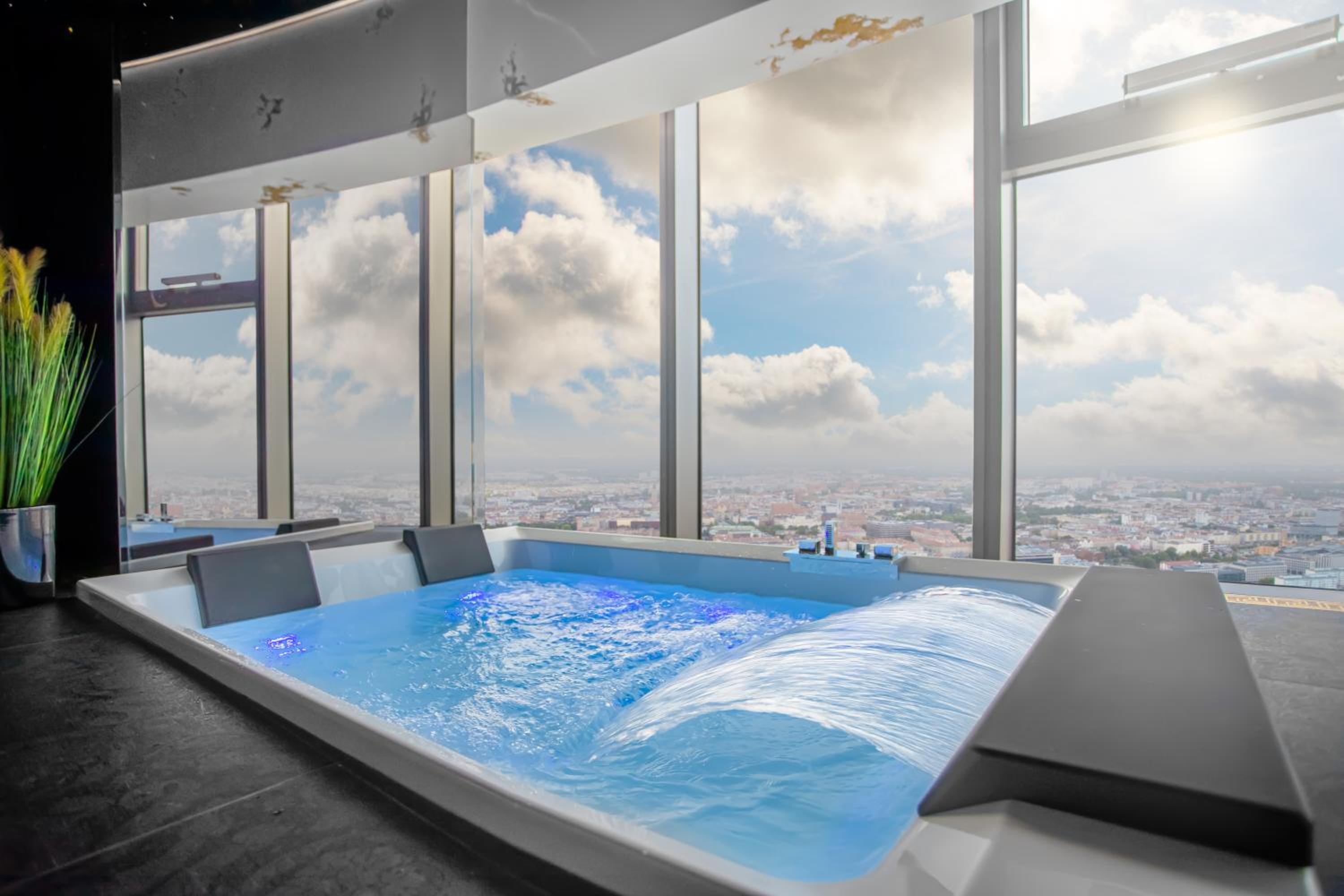 44 Floor Luxury Apartment with Old Town View & Sauna
