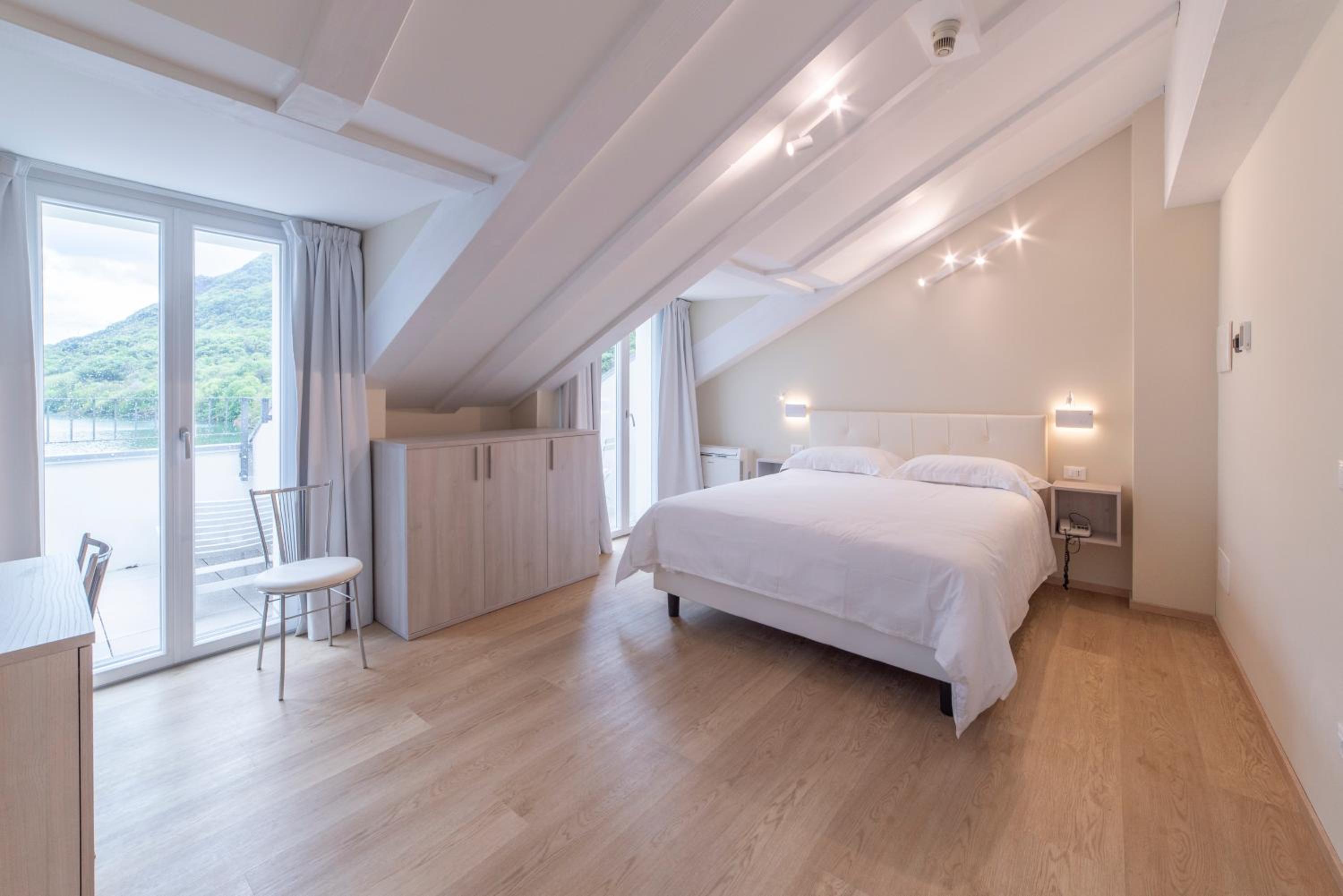 Deluxe Double Room with Balcony - Photo 2