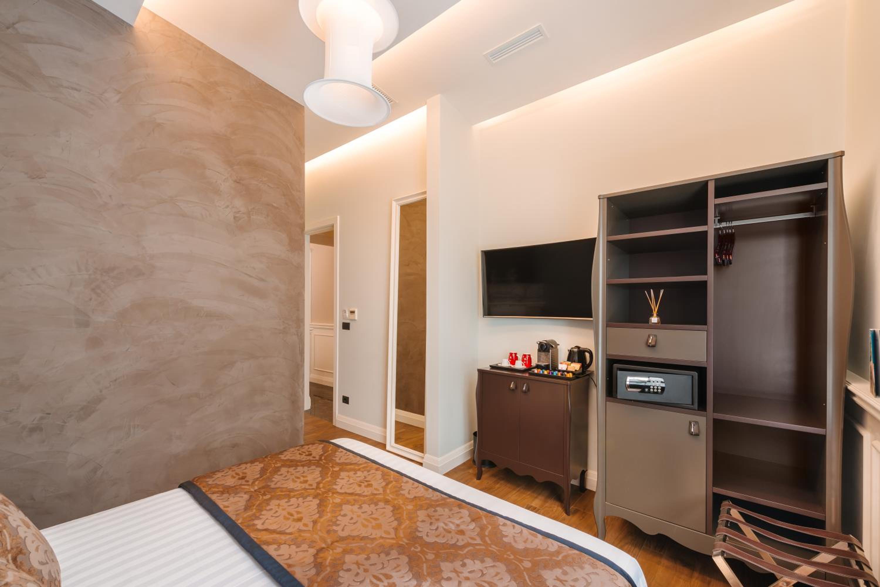 Deluxe Double or Twin Room photo 2