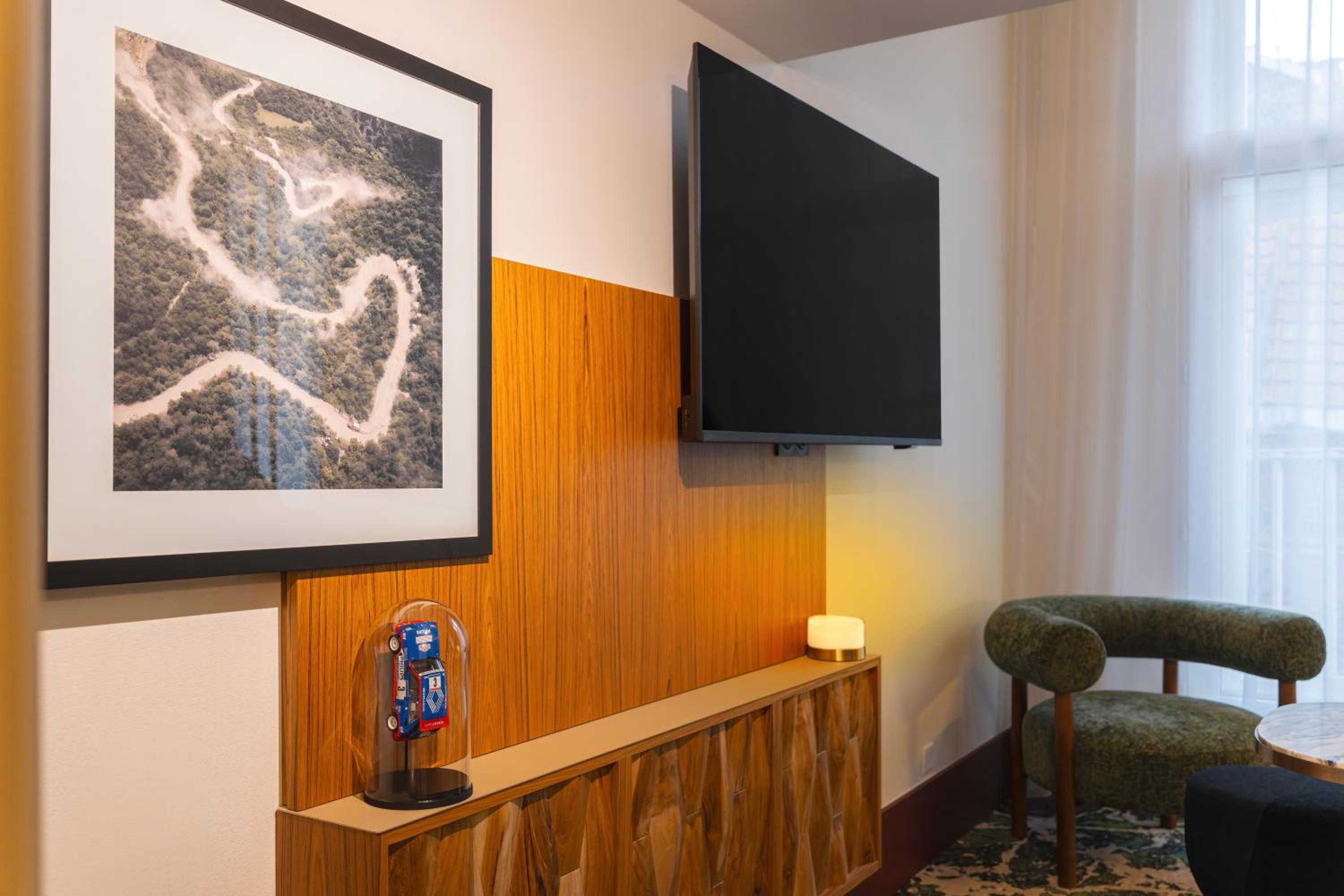Junior Suite with Double Bed and Sofa Bed - Photo 6