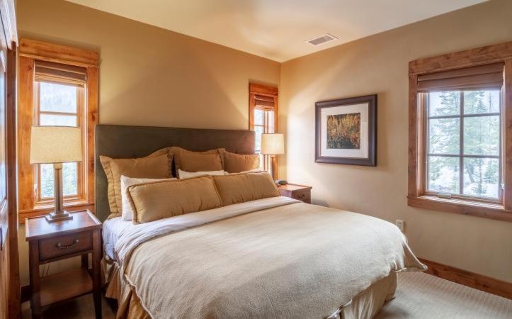 Three-Bedroom Deluxe Apartment