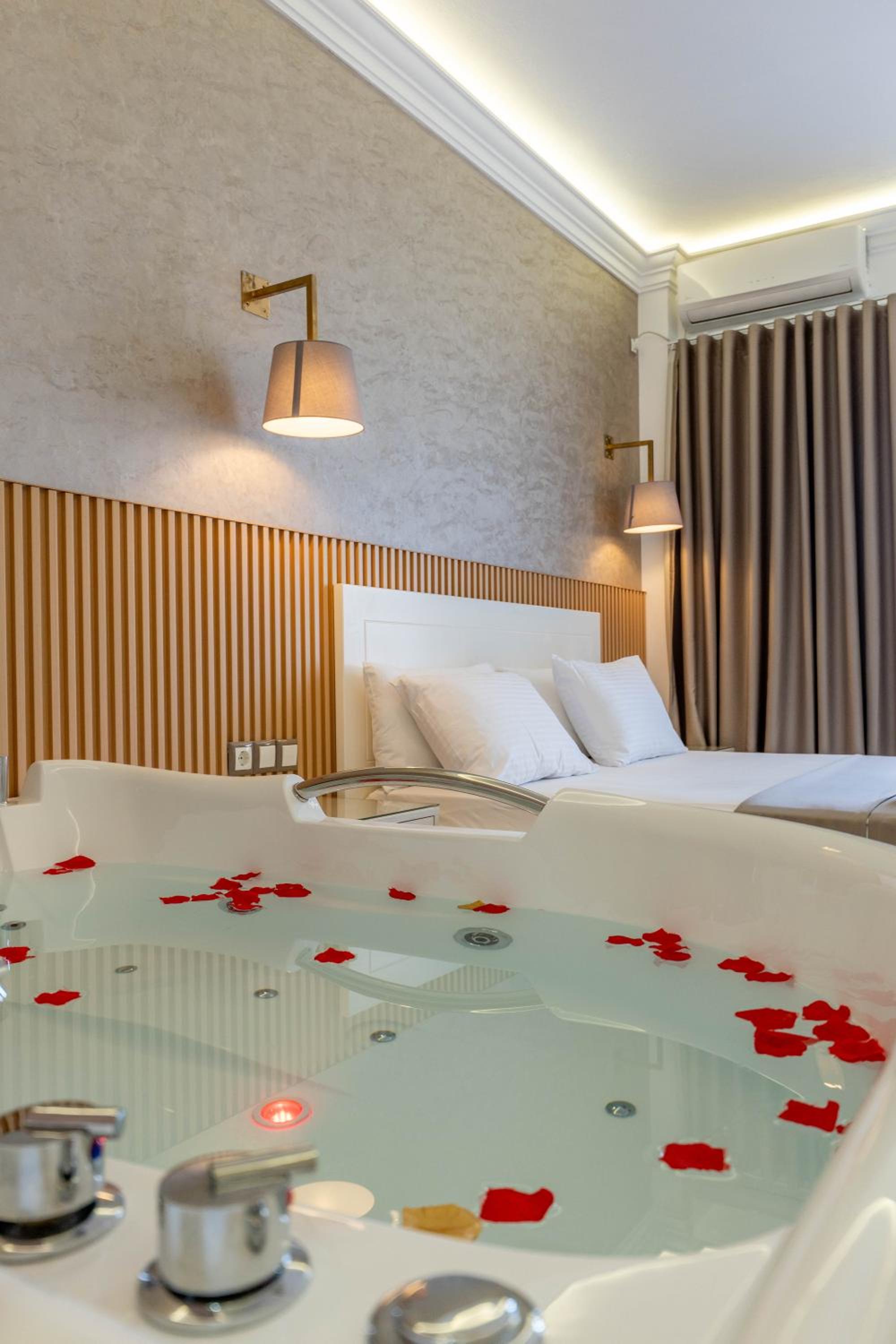 Deluxe Double Room with Balcony, Sea View and Jacuzzi photo 1