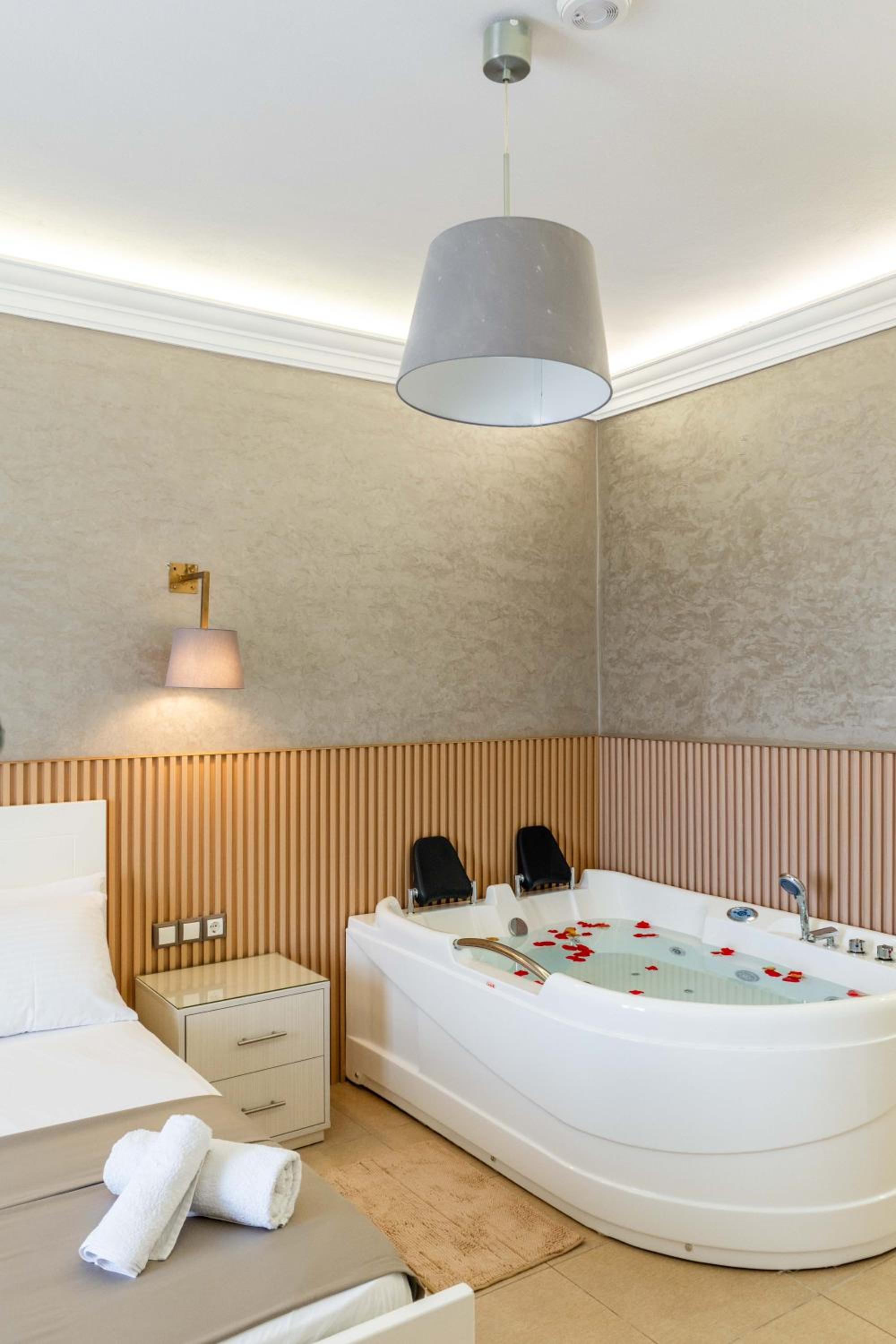 Deluxe Double Room with Balcony, Sea View and Jacuzzi photo 2