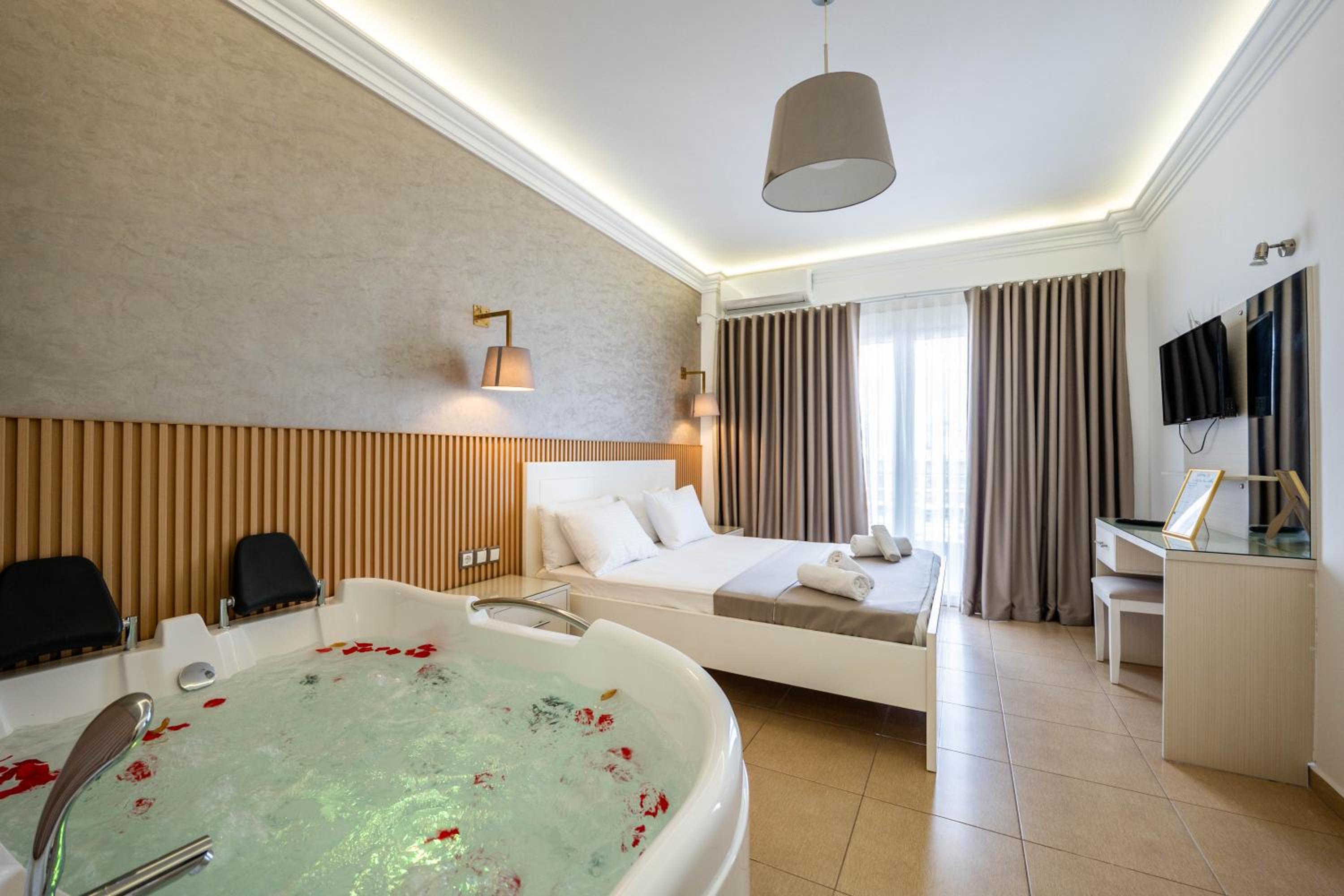 Deluxe Double Room with Balcony, Sea View and Jacuzzi photo 3