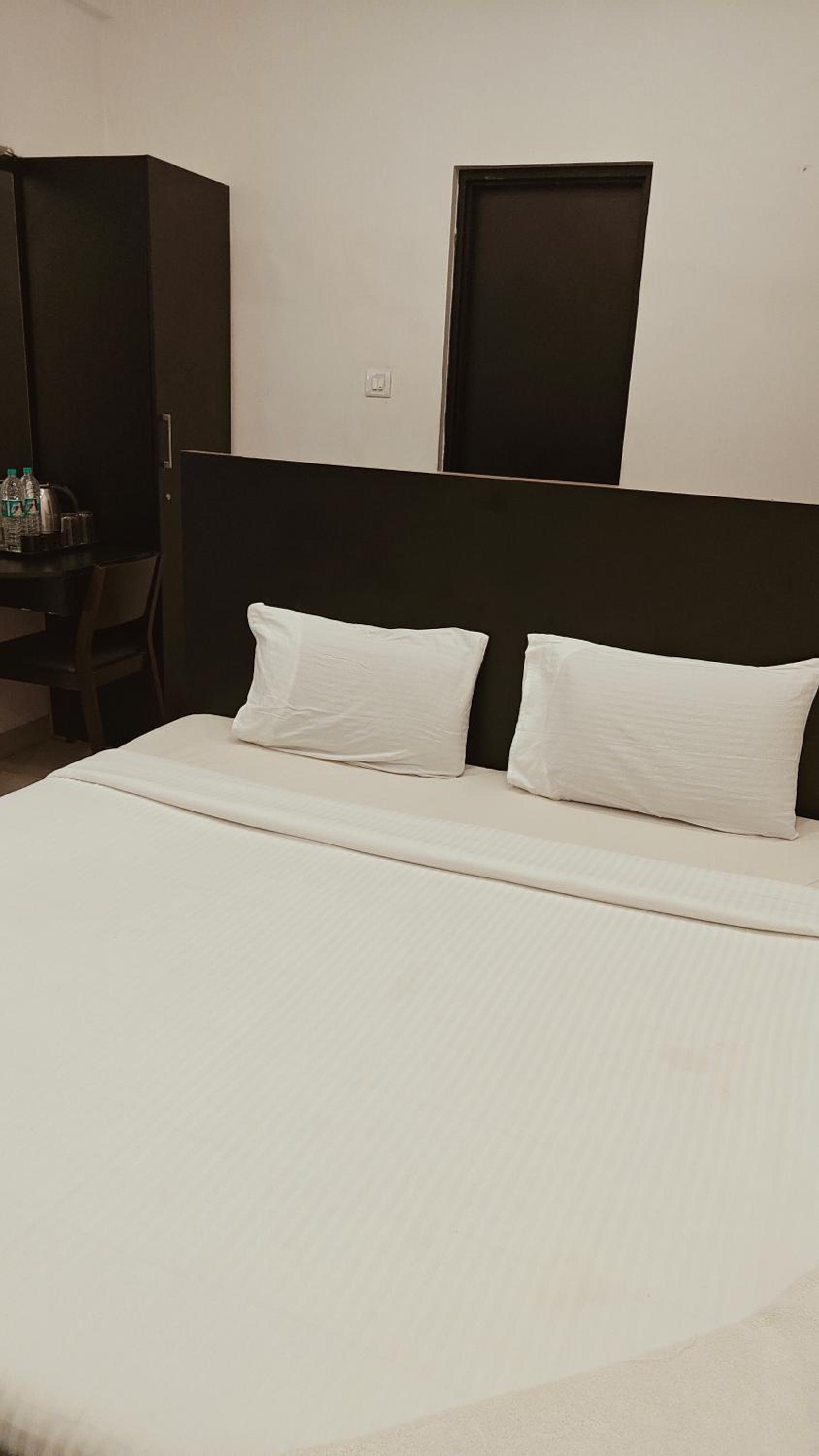 Deluxe Double Room (2 Adults + 1 Child) - Photo 7