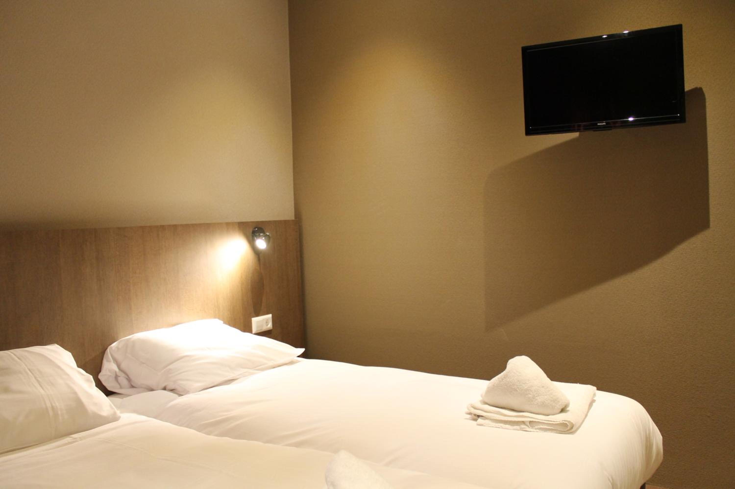 Twin Room with no view photo 3