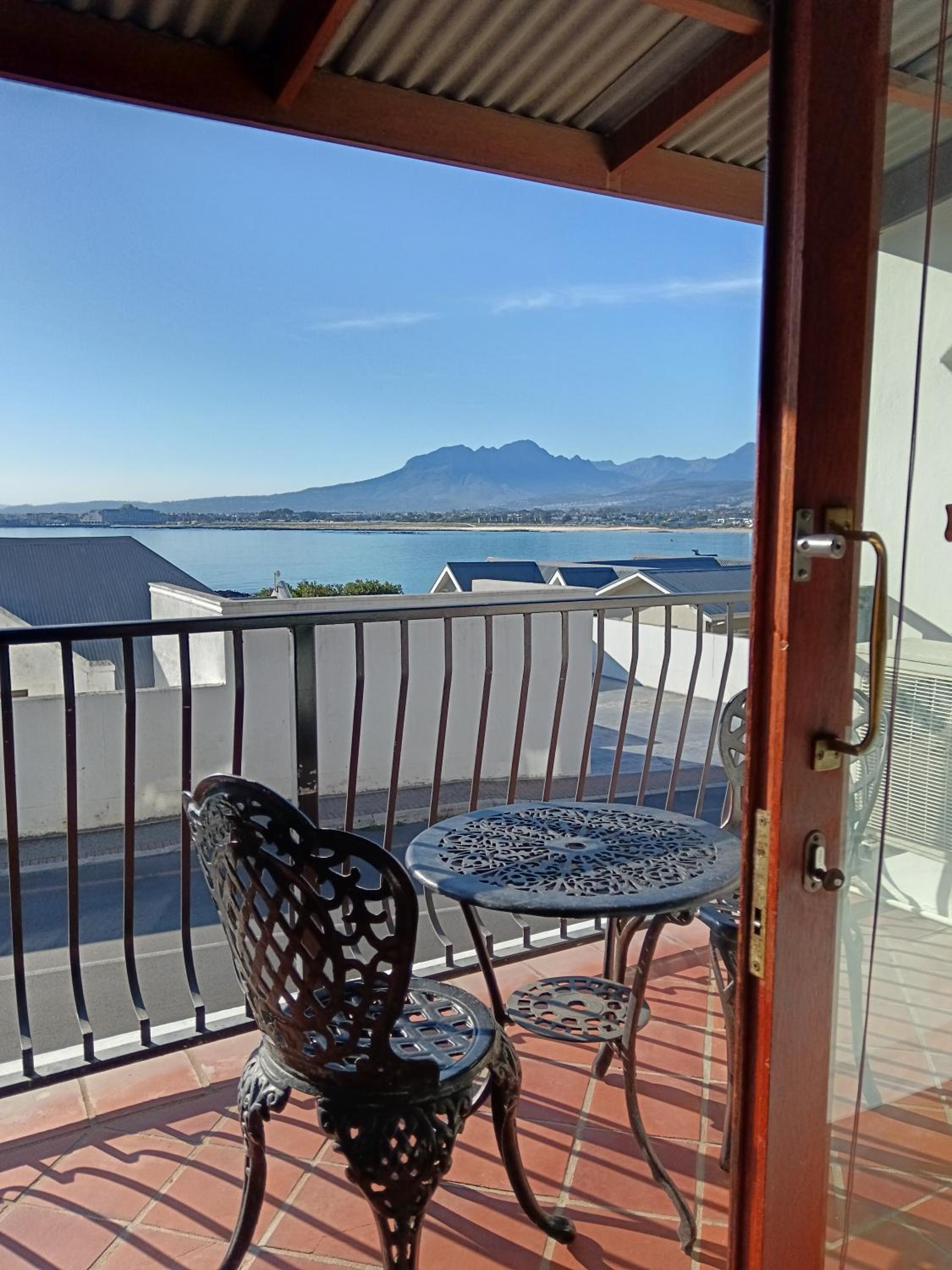 Family Room with Balcony photo 3