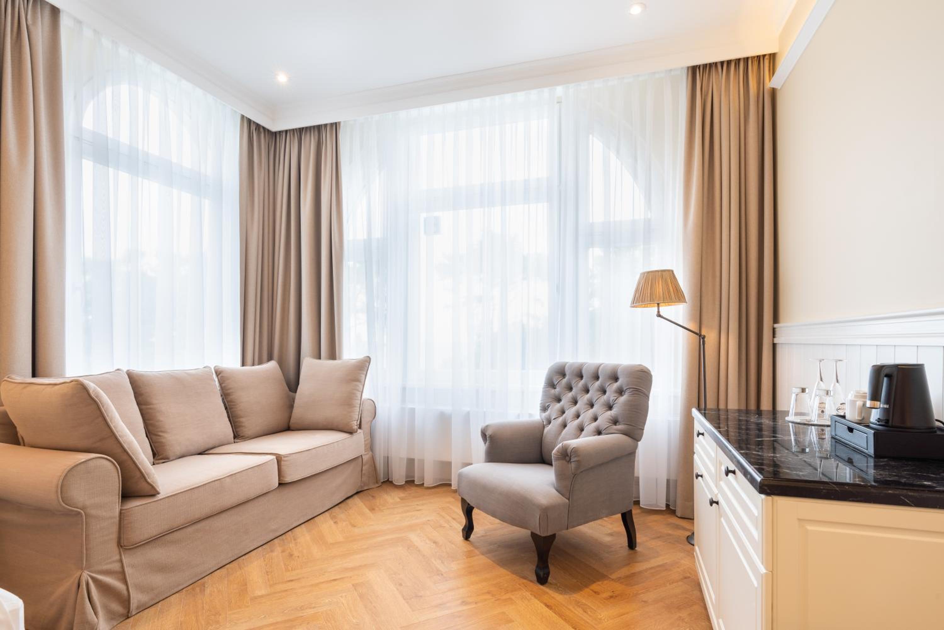 One-Bedroom Suite thumbnail 5