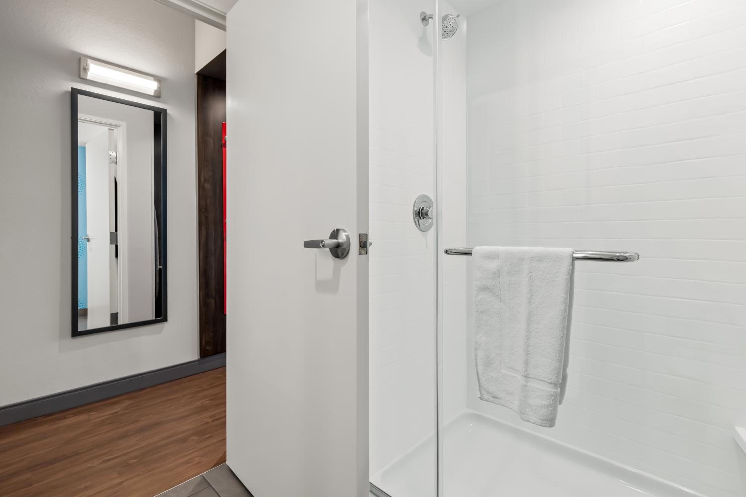 King Room With Walk-In Shower - Photo 8