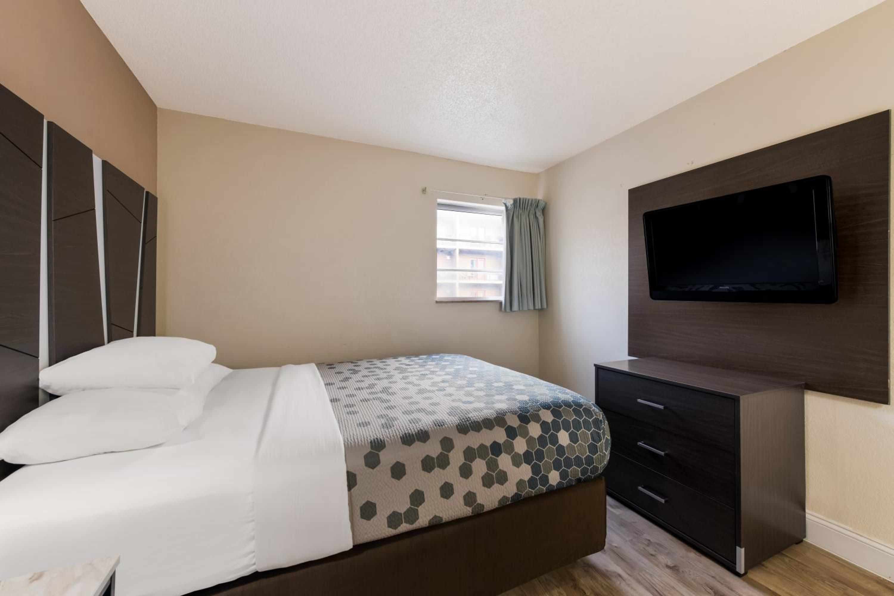Suite with King Bed and Queen Bed - Non-Smoking photo 1