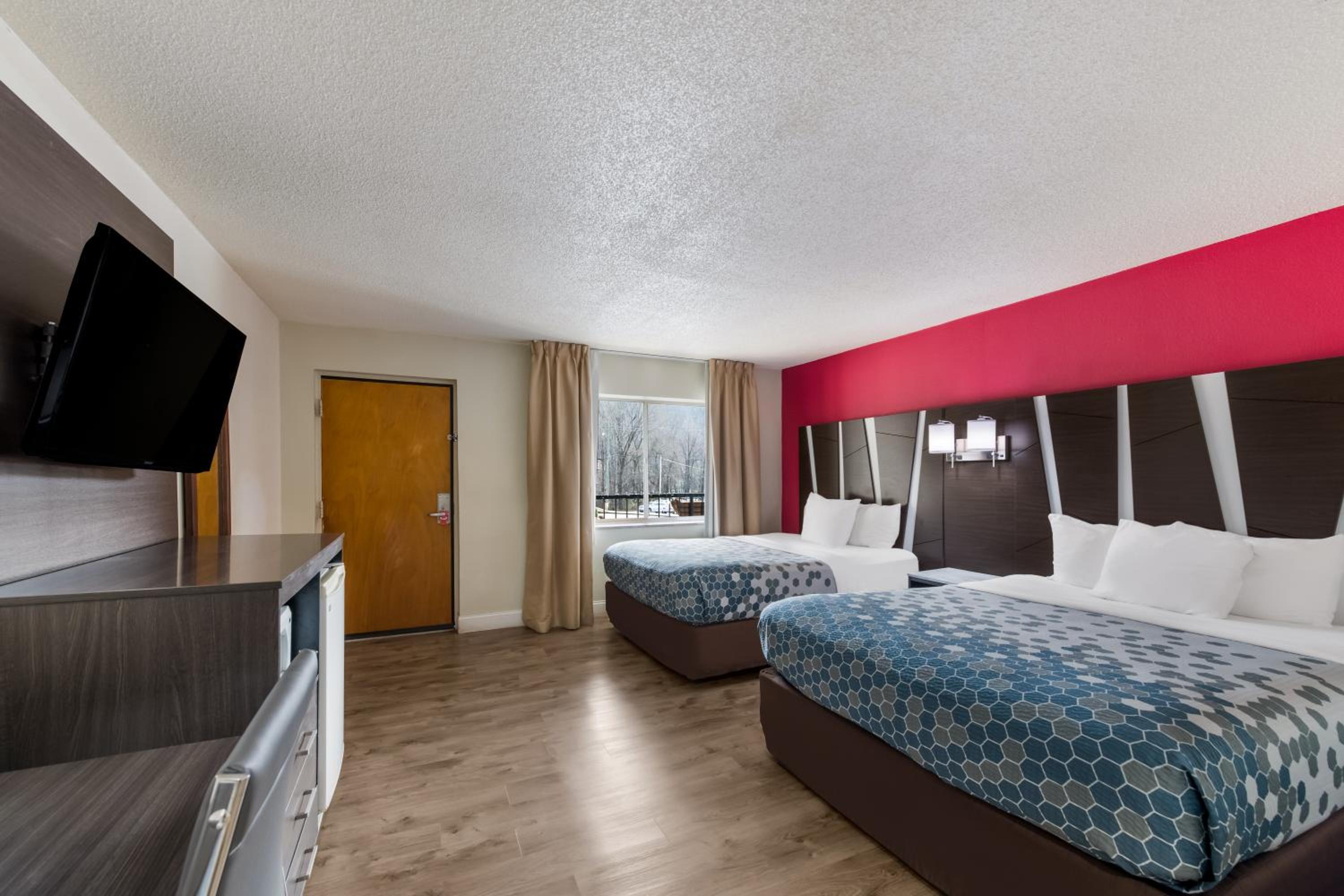 Queen Room with Two Queen Beds - Non-Smoking photo 2