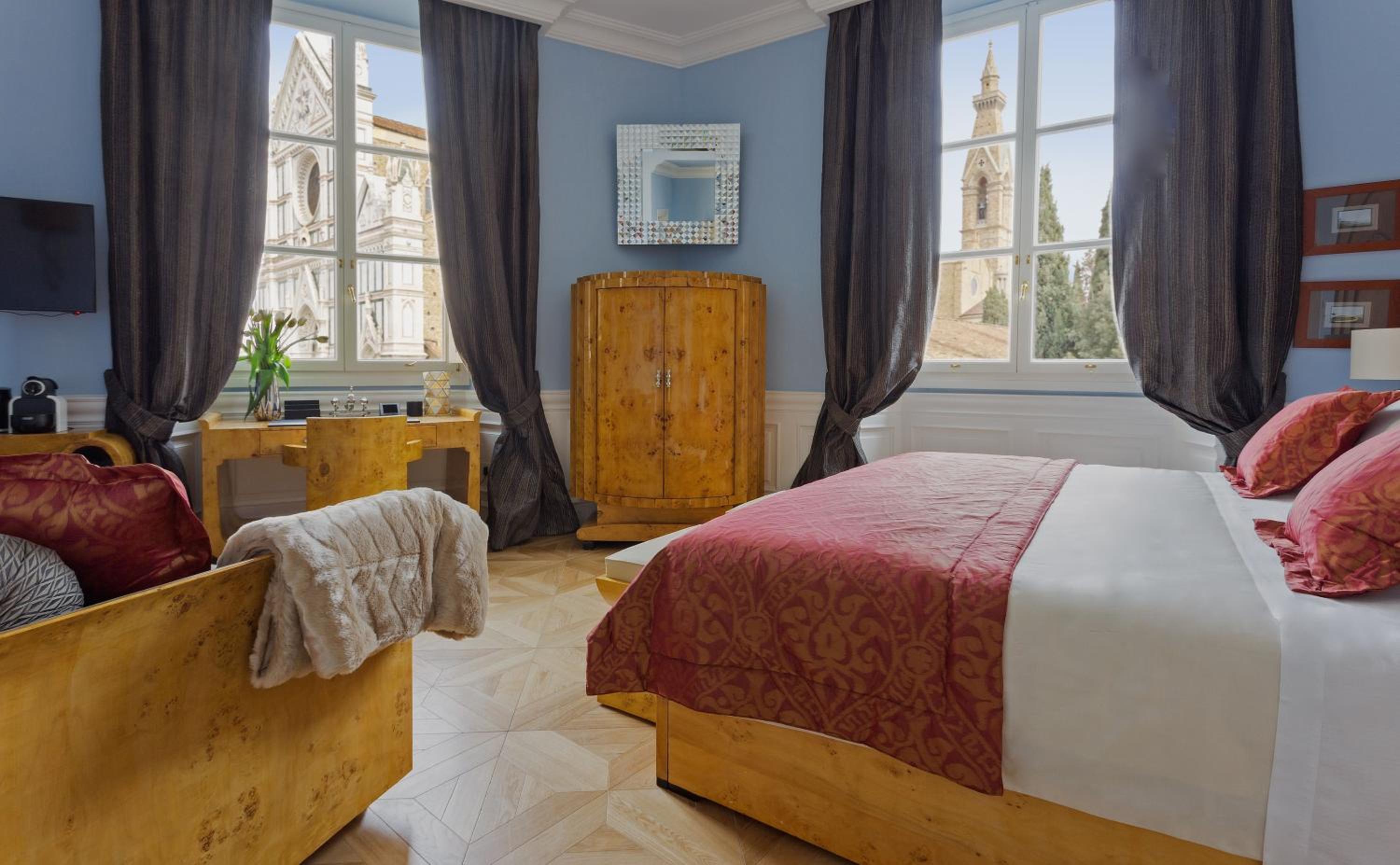 Deluxe King Room with City View photo 3
