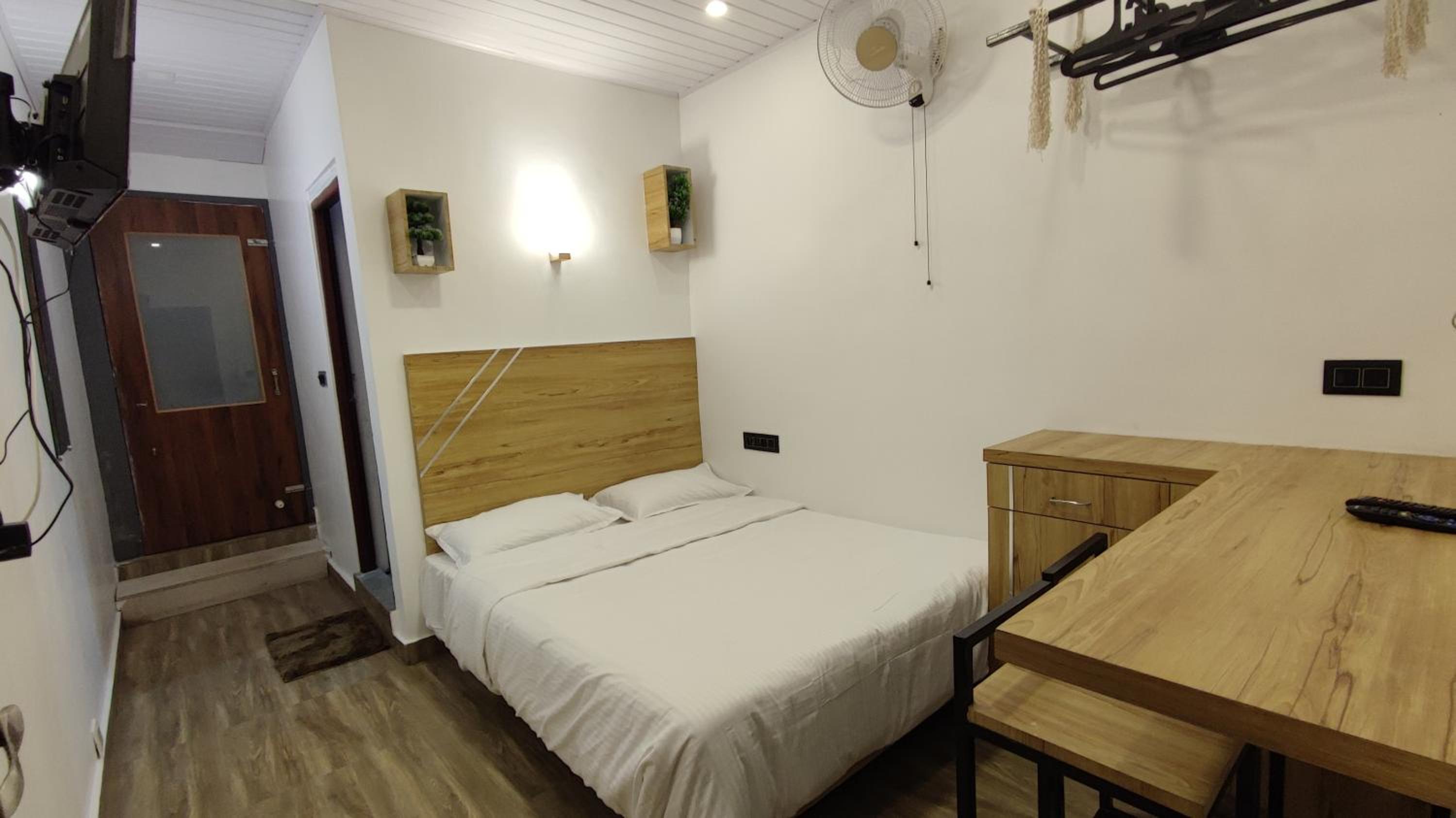 Deluxe Double Room with Balcony photo 2