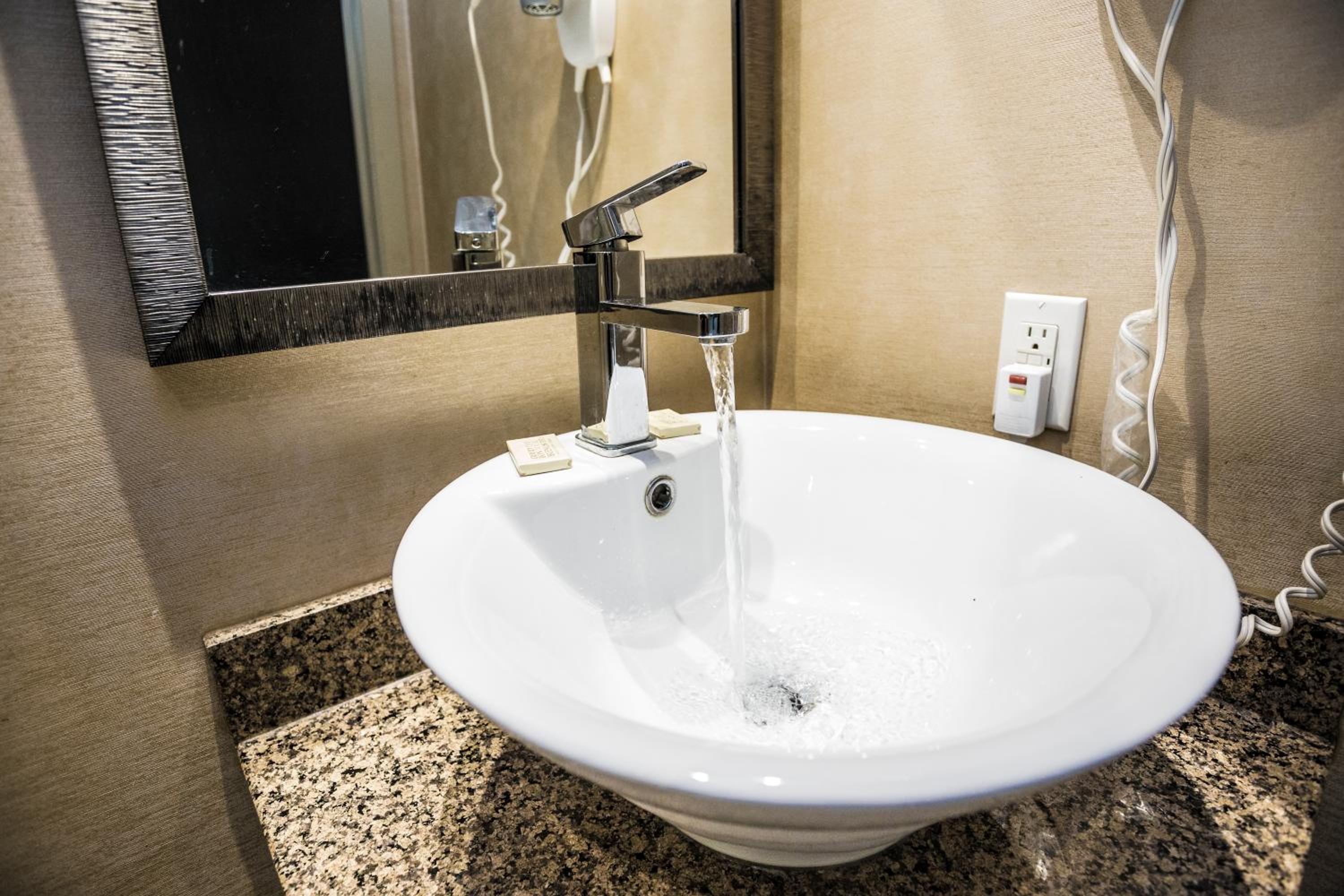 Honeymoon Suite - Photo 12