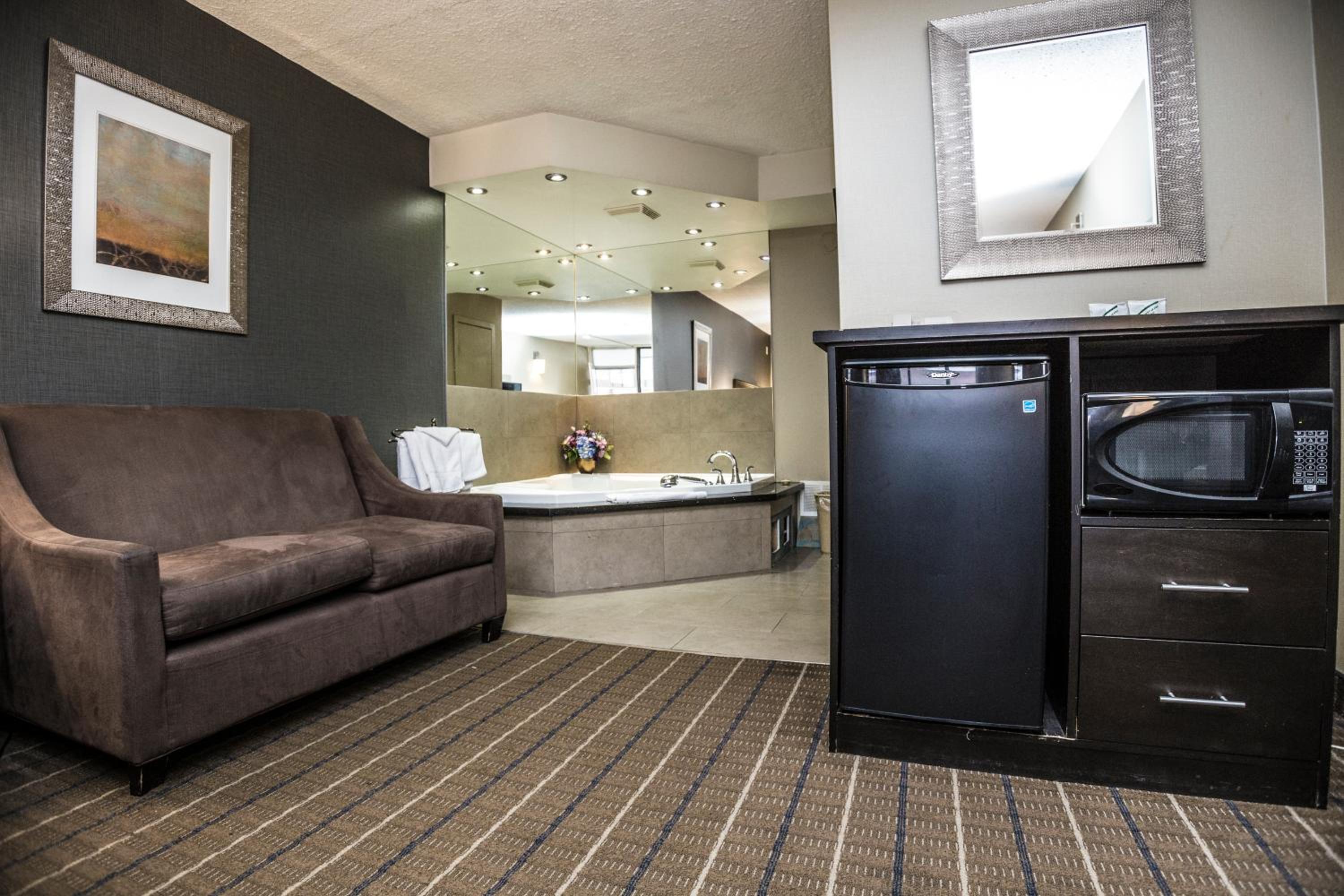 Honeymoon Suite - Photo 3