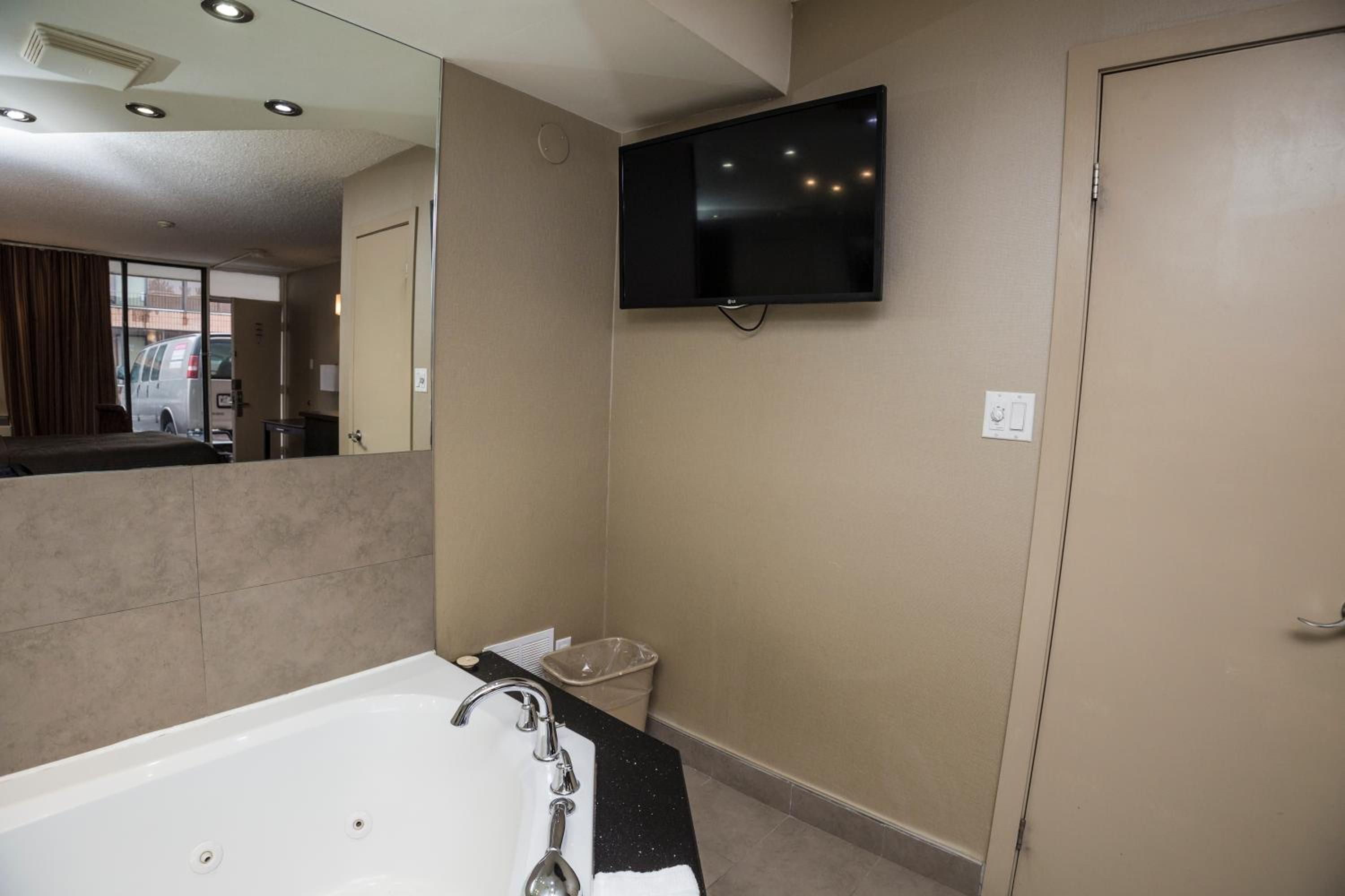 Honeymoon Suite - Photo 2
