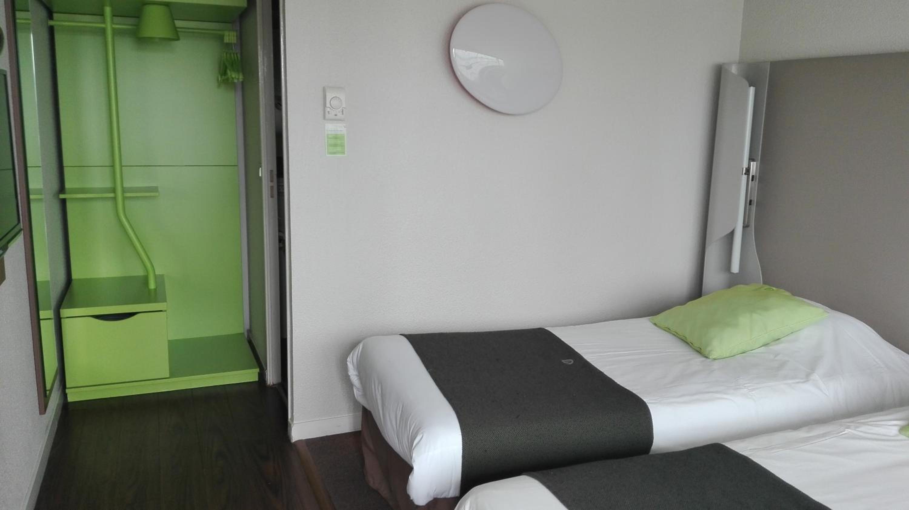 Standard Twin Room - Photo 5