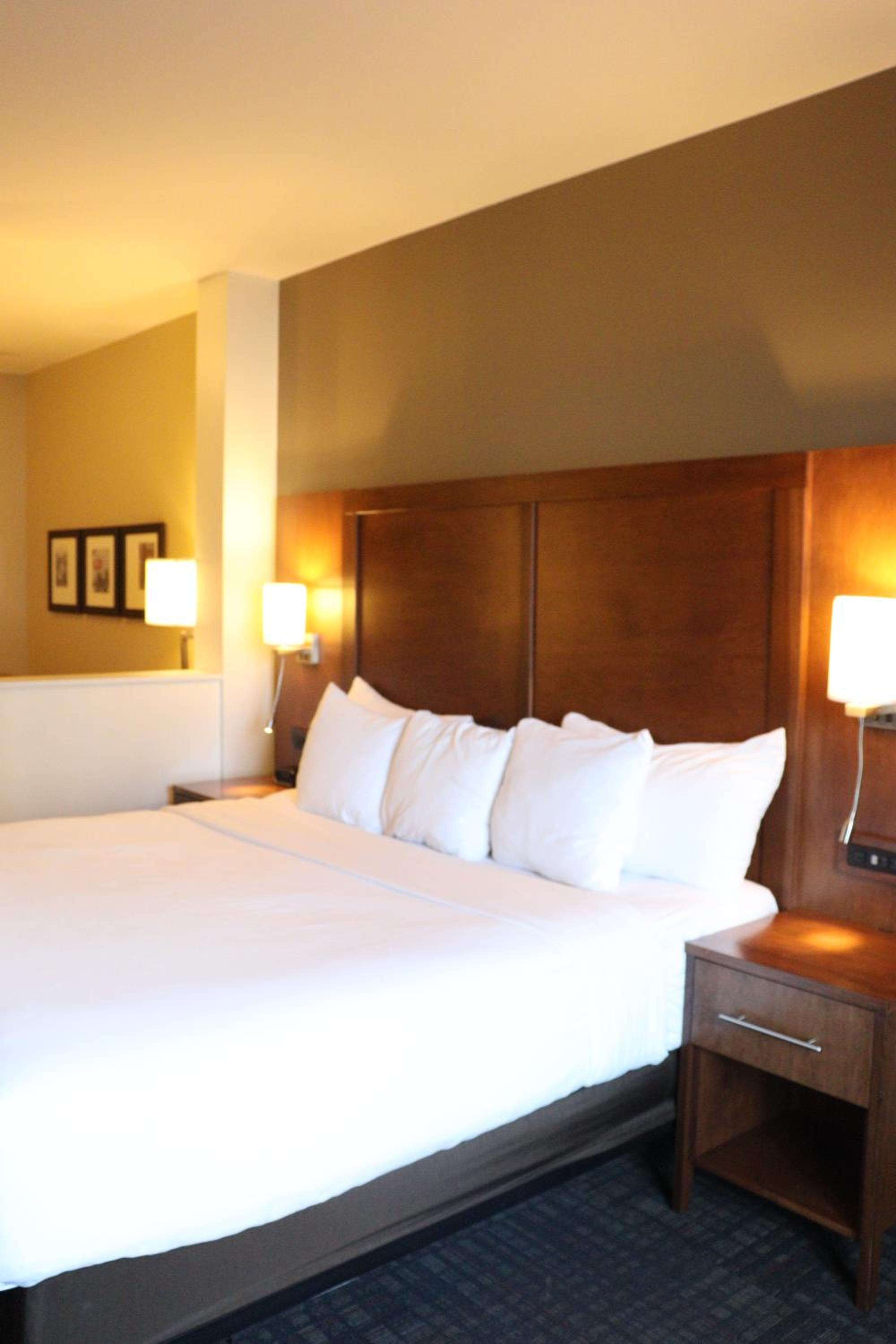Suite with One King Bed and Two Single Beds - Non-Smoking photo 3