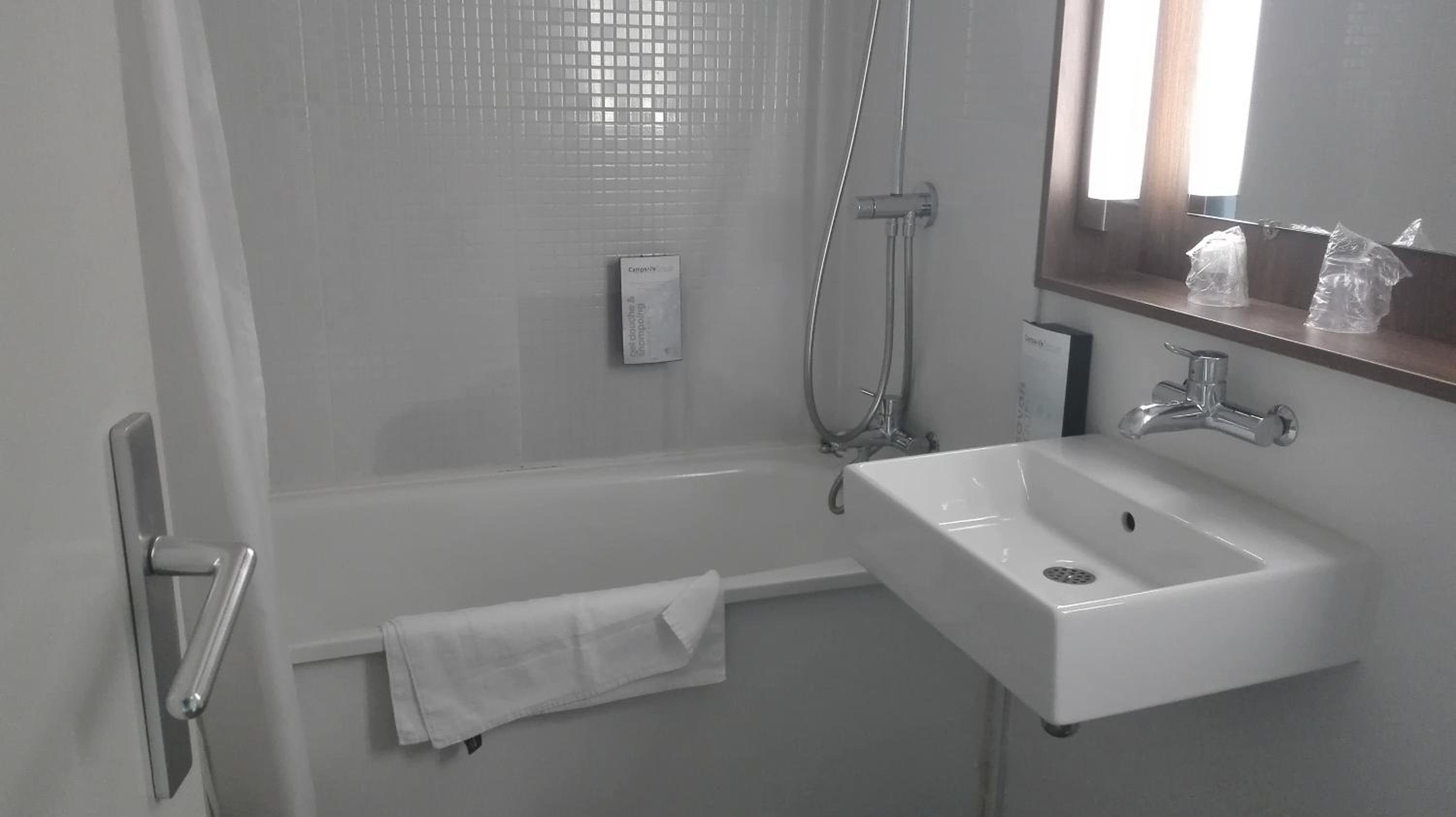 Standard Double Room - Photo 10