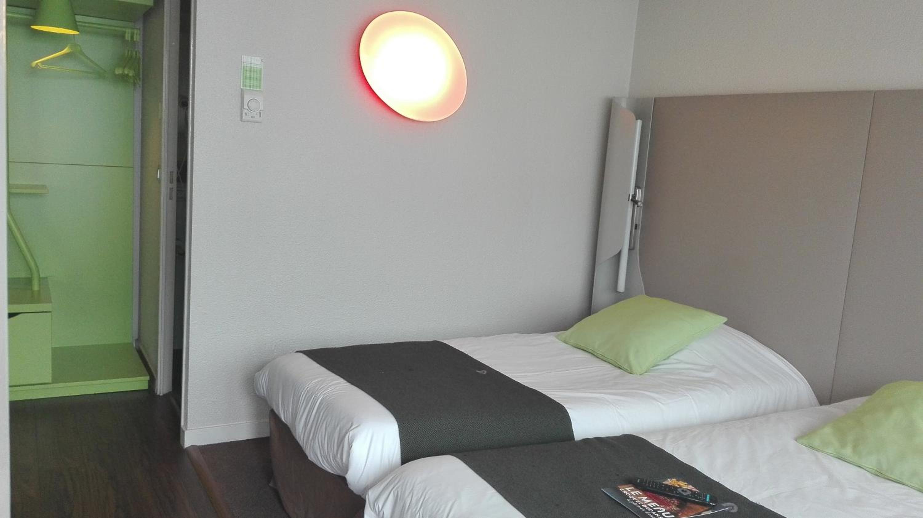 Standard Twin Room - Photo 4