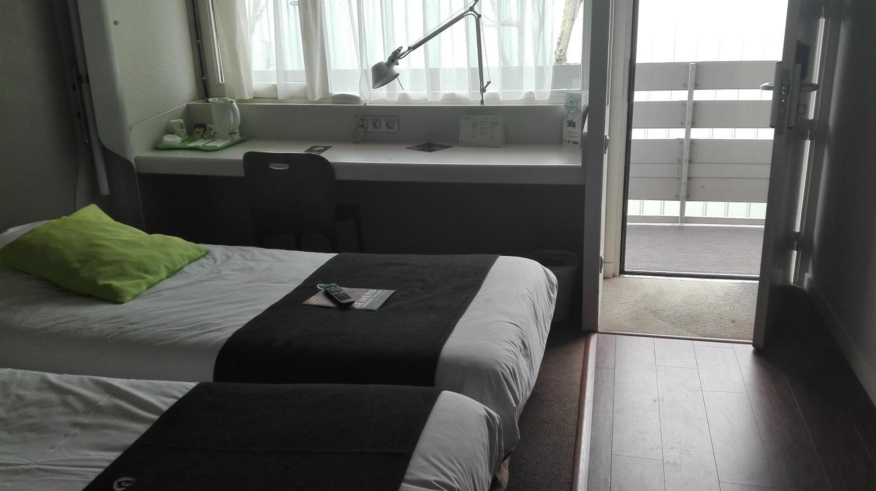 Standard Twin Room - Photo 3